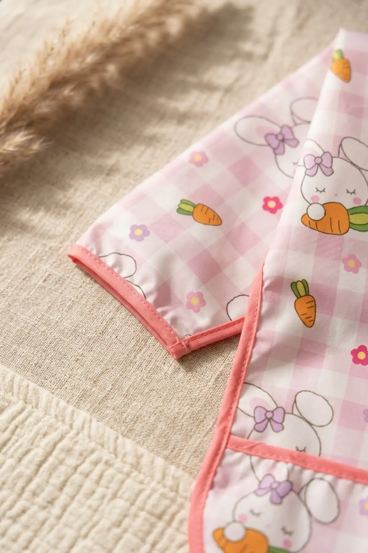 Pembe Ekoseli Tavşan Figürlü Uzun Kollu Bebek Mama Önlüğü - Su Geçirmez Sıvı Tutmaz Cepli BLW Önlüğü 6-24 Ay