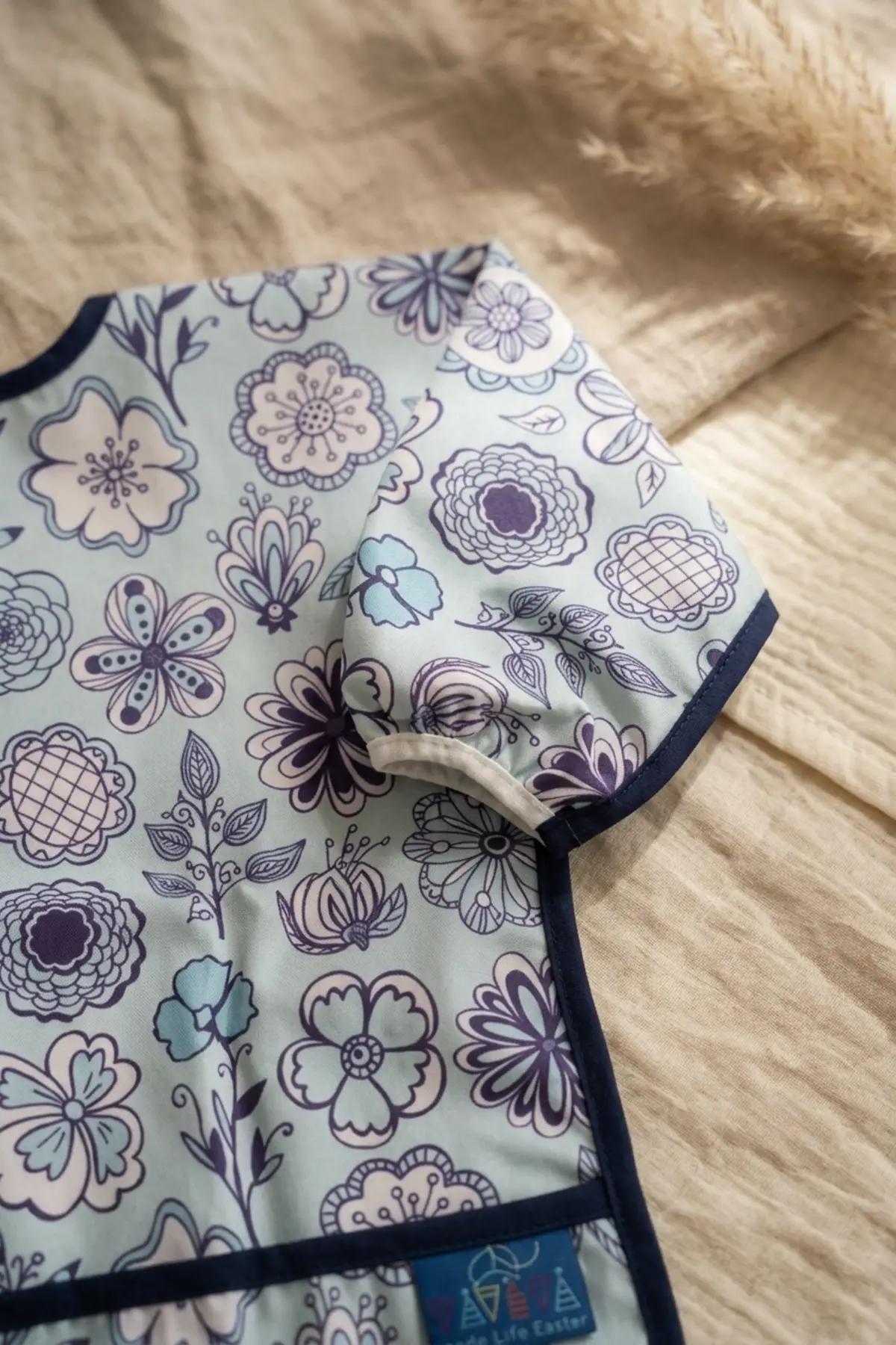 Aura Flora Sıvı Geçirmez Uzun Kollu Bebek Mama Önlüğü - Leke Tutmaz, Aktivite ve BLW Uyumlu Mavi Çiçekli Koruyucu Önlük 6-24 Ay