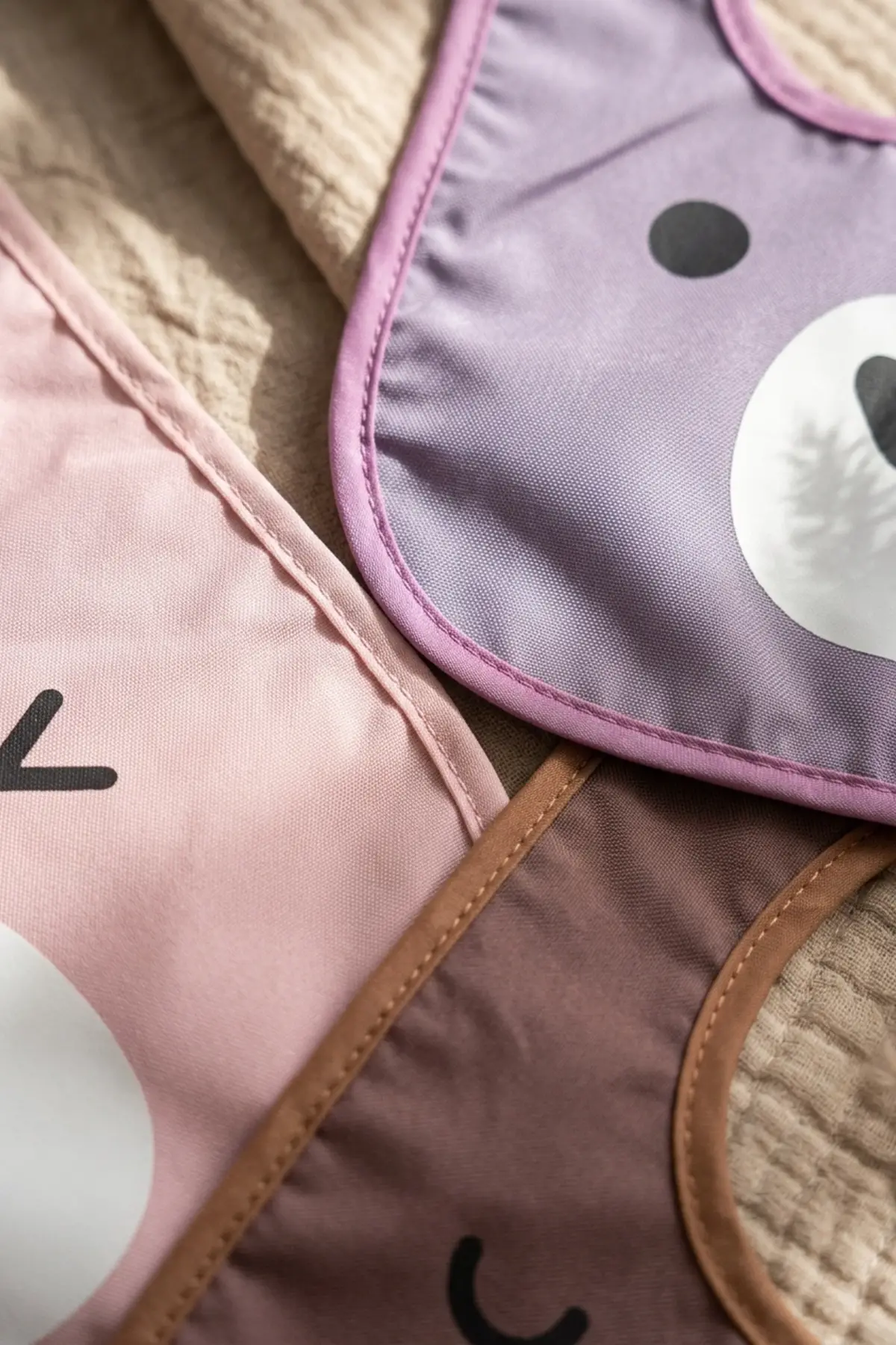 Beary Comfort 3lü Paket Sıvı Geçirmez Leke Tutmaz Ayıcık Figürlü Bebek Mama Önlüğü Seti - Pastel Renkler & Ayarlanabilir Boyun Bandı 0-12 Ay