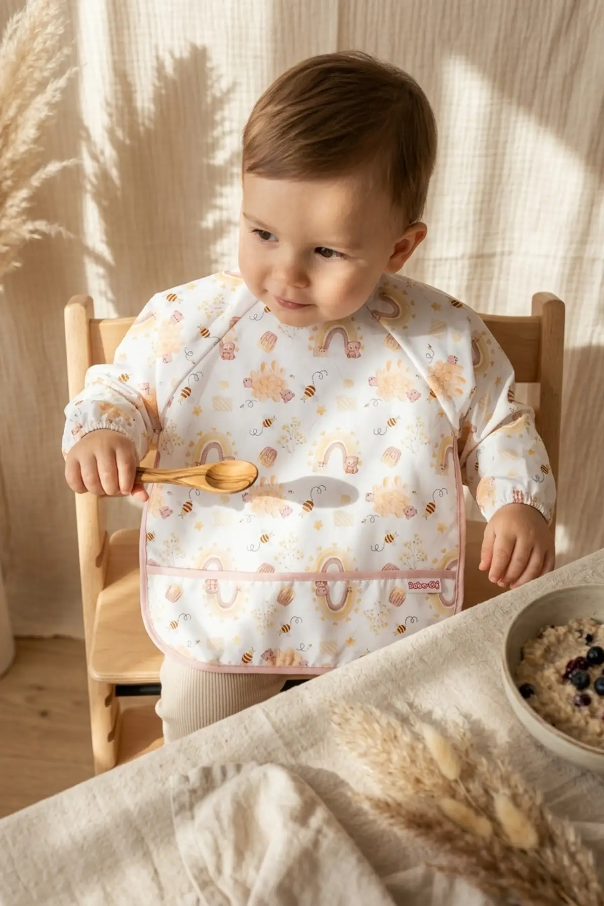 Bebek Uzun Kollu Sıvı Geçirmez Mama Önlüğü - Leke Tutmaz BLW Önlüğü - Gökkuşağı ve Arı Desenli Fonksiyonel Bebek Önlüğü 6-24 Ay