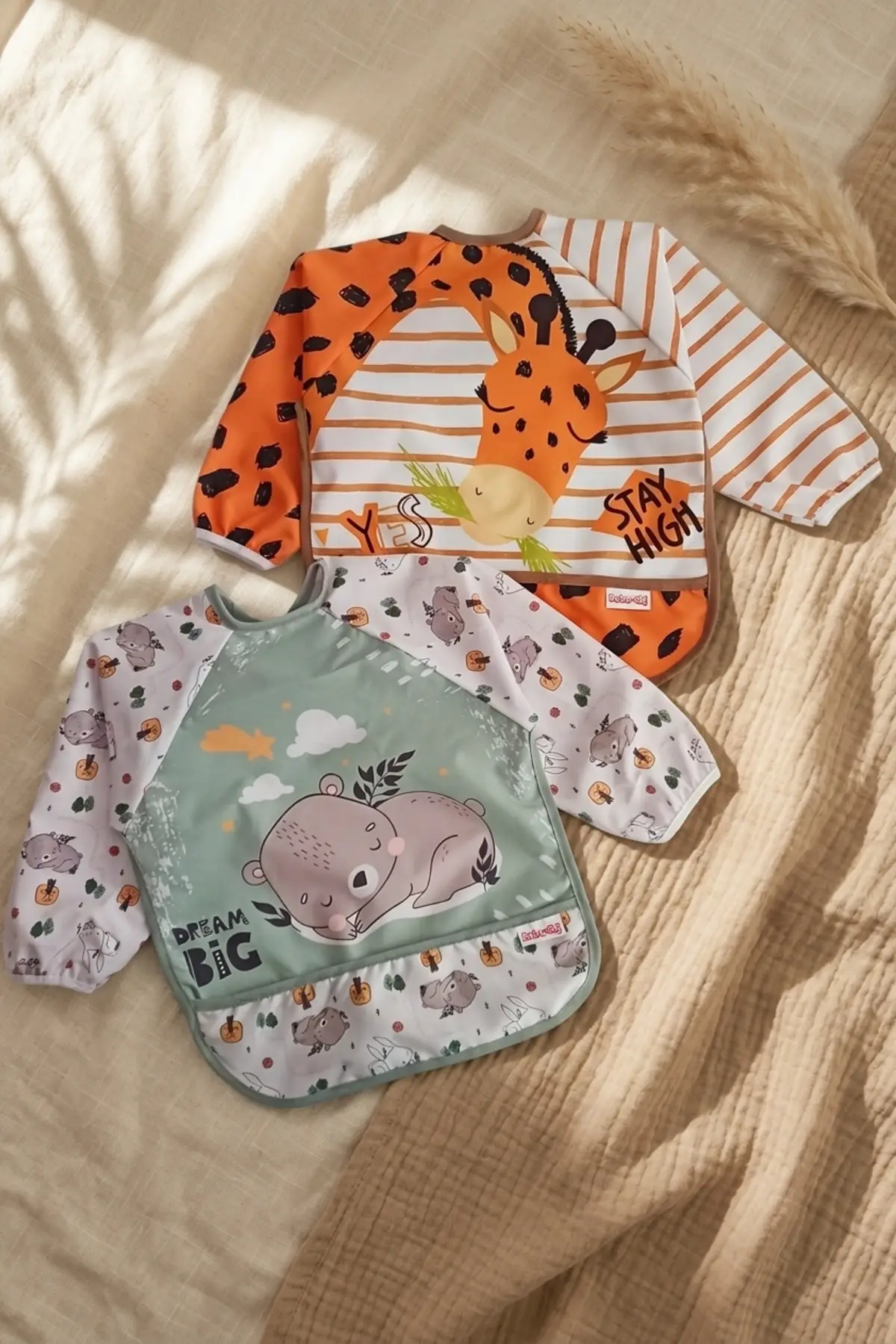 Bambini Su Geçirmez Uzun Kollu Mama Önlüğü 2li Set - Leke Tutmaz, Cepli Ek Gıda ve Aktivite Önlüğü (Zürafa & Koala) 6-24 Ay
