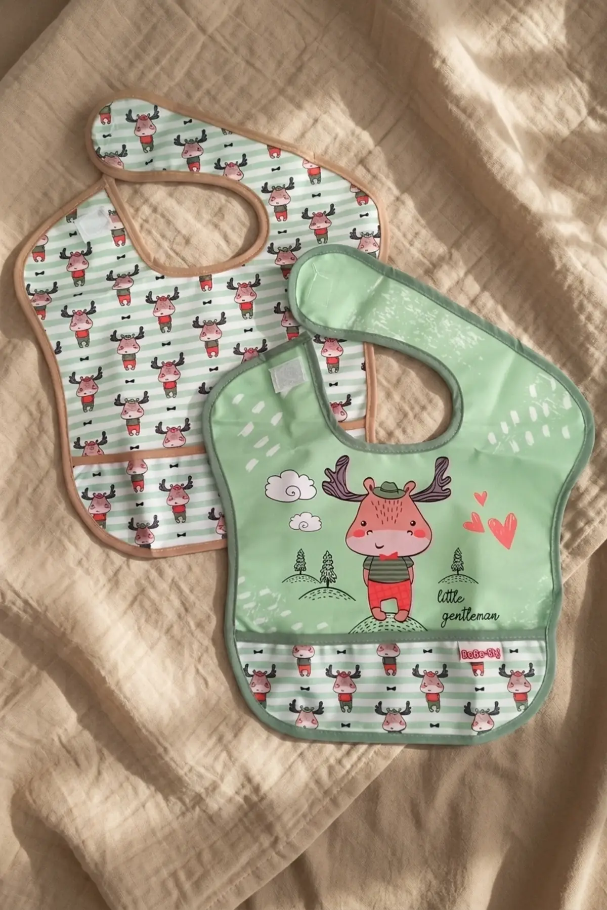 Bebe-Sty 2li Paket Sıvı Geçirmez Cepli Bebek Mama Önlüğü - Yeşil Geyik Figürlü Little Gentleman Tasarımı 0-12 Ay