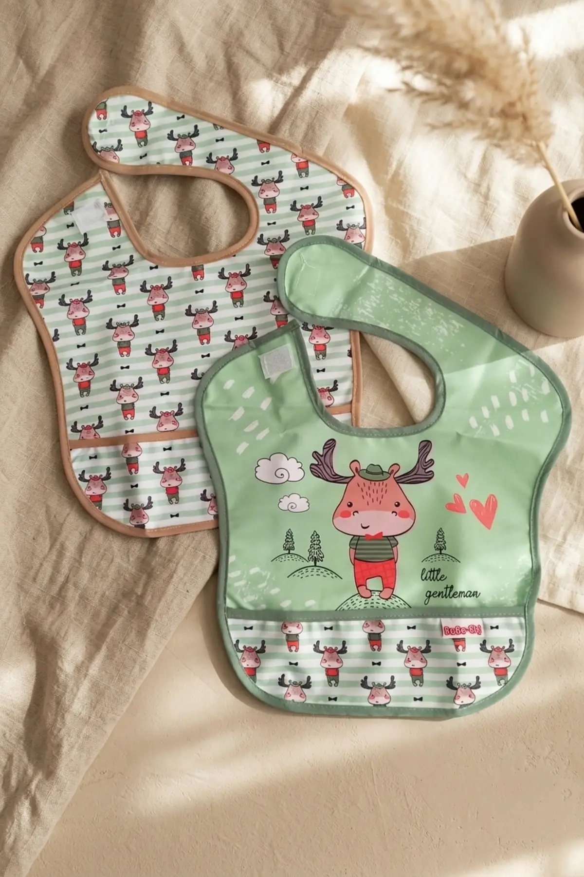 Bebe-Sty 2li Paket Sıvı Geçirmez Cepli Bebek Mama Önlüğü - Yeşil Geyik Figürlü Little Gentleman Tasarımı 0-12 Ay