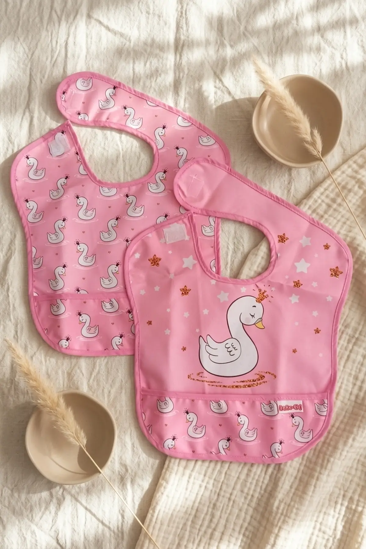 Swan Princess 2li Sıvı Geçirmez Mama Önlüğü Seti - Pembe Kuğu Desenli, Kırıntı Cepli ve Leke Tutmaz Bebek Önlüğü 0-12 Ay