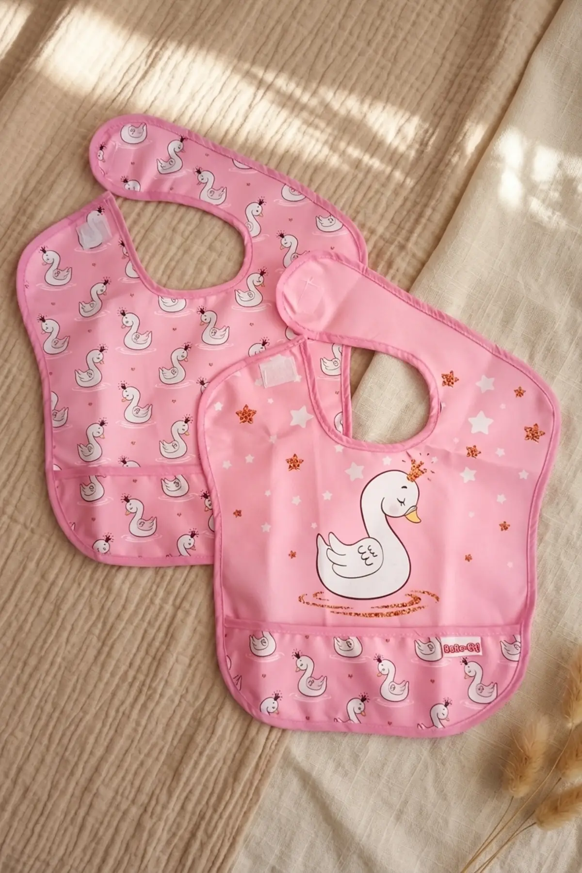 Swan Princess 2li Sıvı Geçirmez Mama Önlüğü Seti - Pembe Kuğu Desenli, Kırıntı Cepli ve Leke Tutmaz Bebek Önlüğü 0-12 Ay