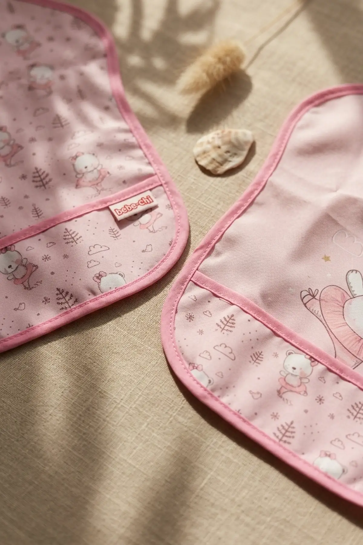 Bella Bear 2li Sıvı Geçirmez Cepli Mama Önlüğü - Pembe Balerin Ayıcık Desenli Leke Tutmaz Bebek Önlüğü 0-12 Ay