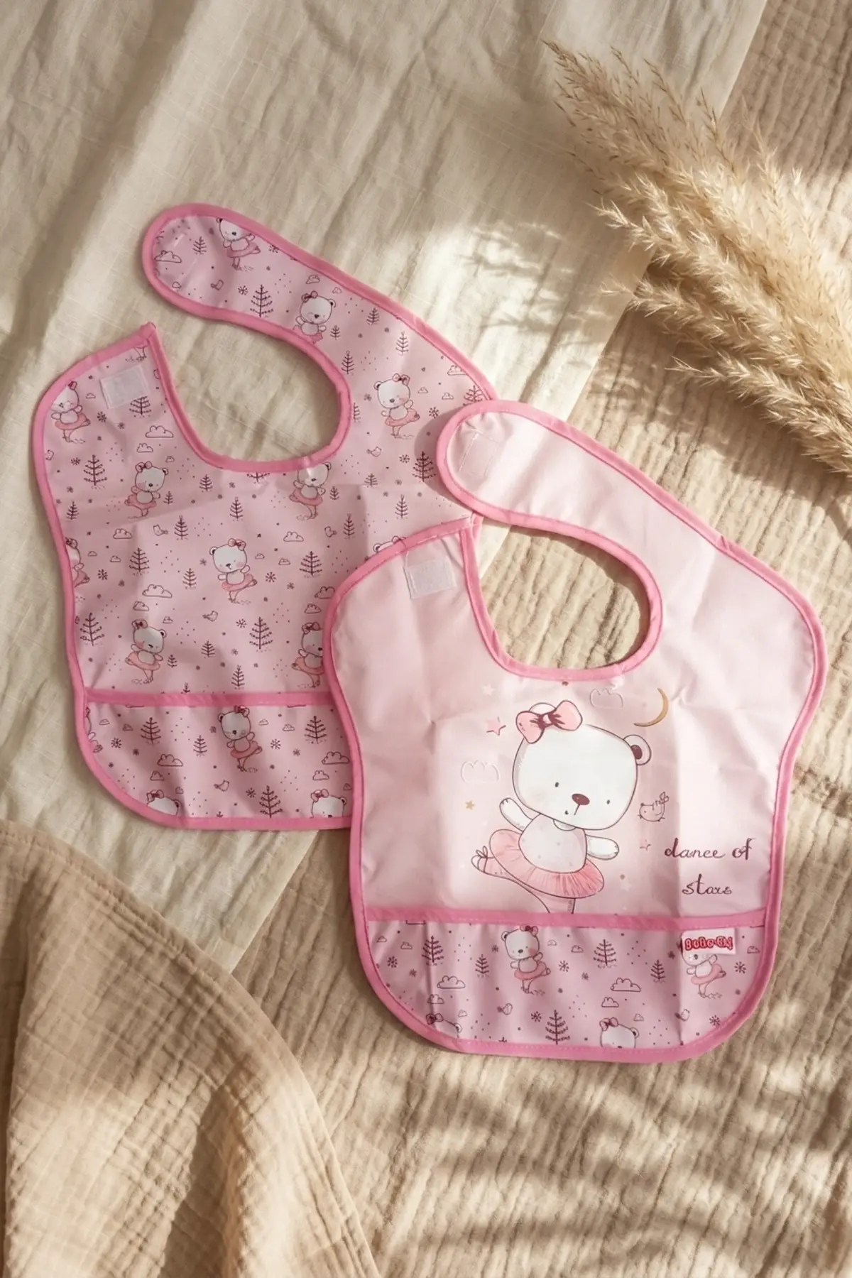 Bella Bear 2li Sıvı Geçirmez Cepli Mama Önlüğü - Pembe Balerin Ayıcık Desenli Leke Tutmaz Bebek Önlüğü 0-12 Ay