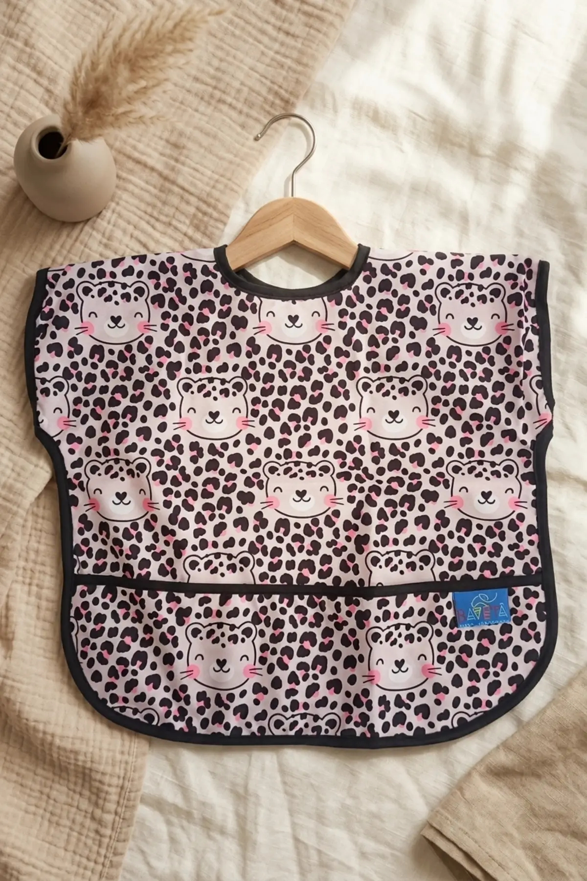Luvia Su ve Leke Geçirmez Cepli Bebek Mama Önlüğü - Pembe Panter ve Sevimli Ayıcık Desenli BLW Uyumlu Mama Koruyucu 6-24 Ay