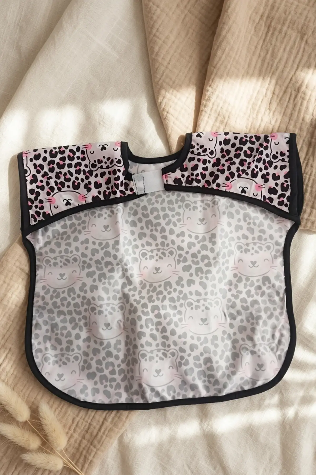 Luvia Su ve Leke Geçirmez Cepli Bebek Mama Önlüğü - Pembe Panter ve Sevimli Ayıcık Desenli BLW Uyumlu Mama Koruyucu 6-24 Ay