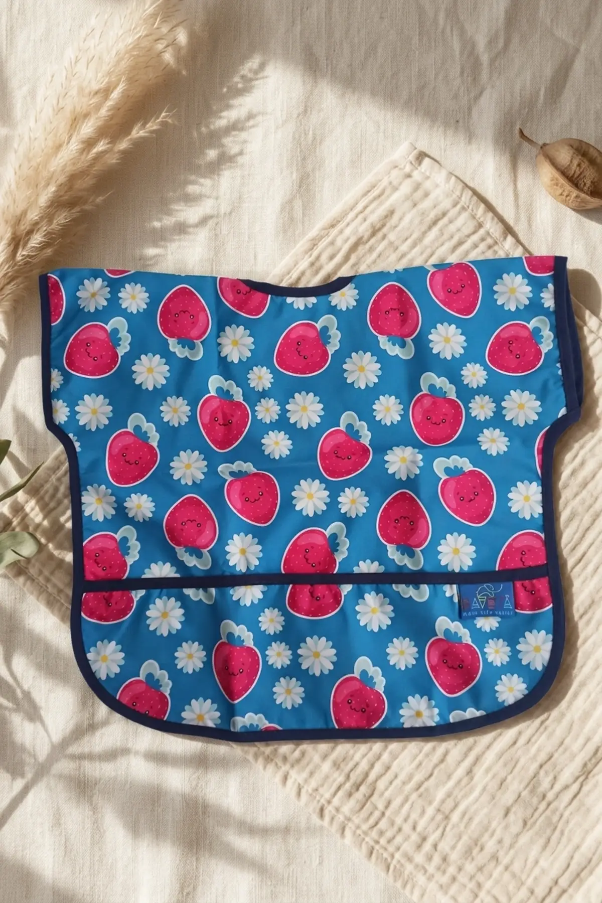 Berry Joy Sıvı Geçirmez Cepli Bebek Mama Önlüğü - Mavi Çilek ve Papatya Desenli, Leke Tutmaz Ek Gıda Önlüğü 6-24 Ay