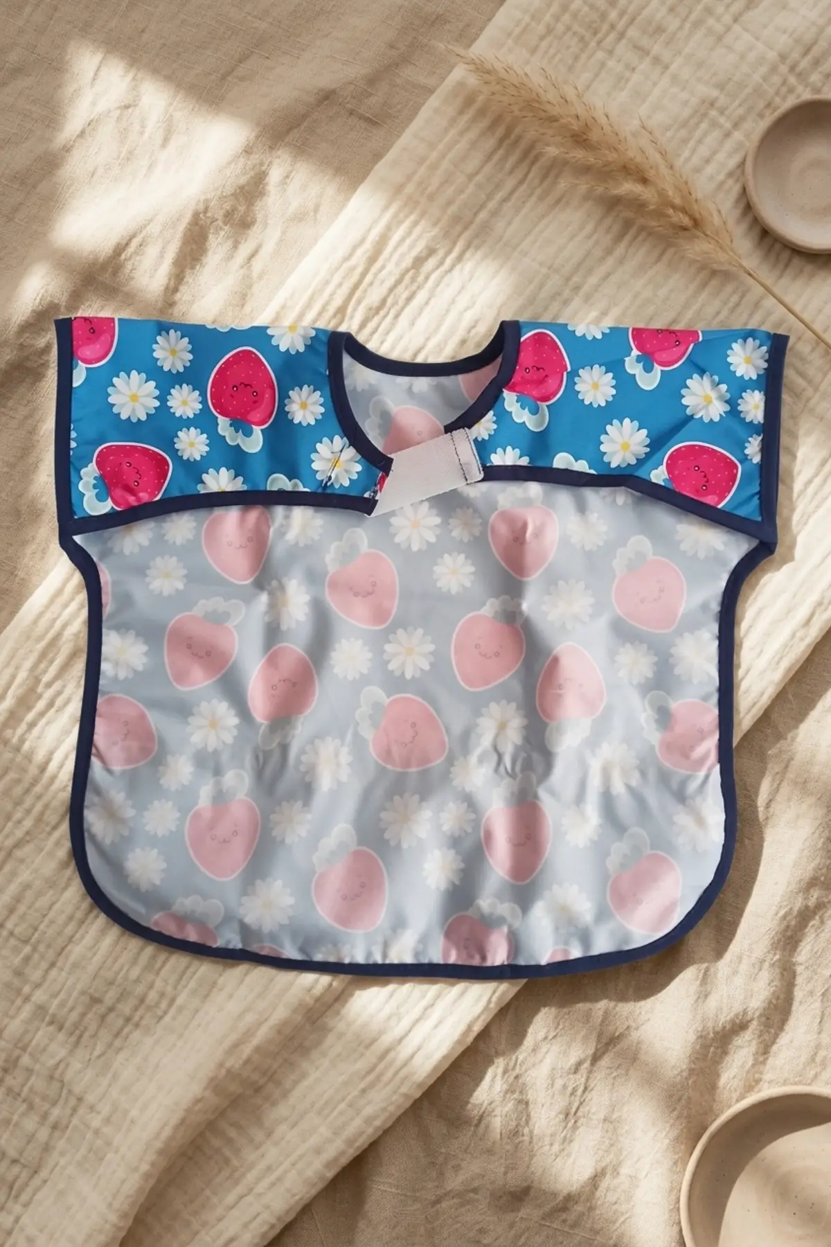 Berry Joy Sıvı Geçirmez Cepli Bebek Mama Önlüğü - Mavi Çilek ve Papatya Desenli, Leke Tutmaz Ek Gıda Önlüğü 6-24 Ay