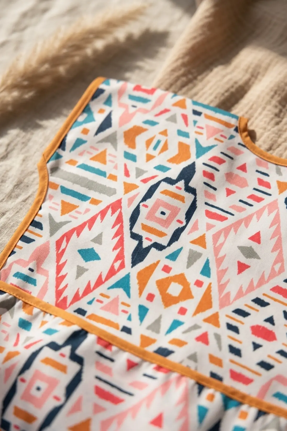 Tribal Joy Su Geçirmez Leke Tutmaz Geometrik Desenli Cepli Bebek Mama Önlüğü - BLW Uyumlu Geniş Kesim Koruyucu Önlük 6-24 Ay