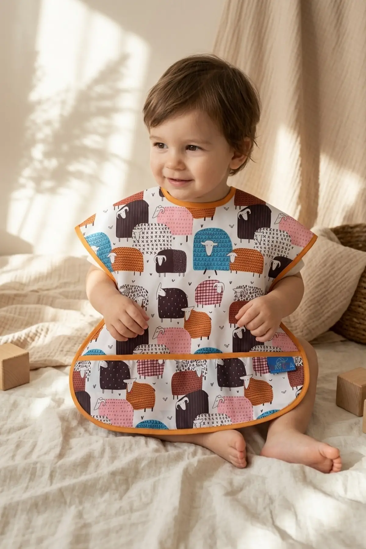 WoolyJoy Renkli Koyun Desenli Leke Tutmaz Sıvı Geçirmez Cepli Bebek Mama Önlüğü - BLW Uyumlu Kolsuz Smock 6-24 Ay