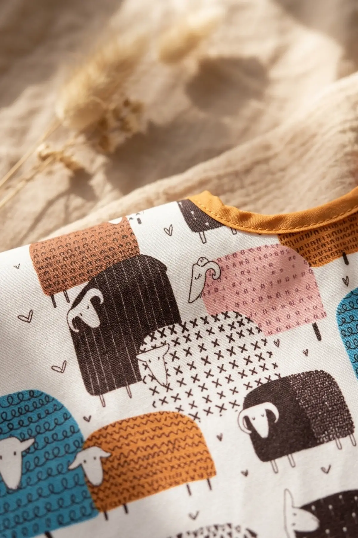 WoolyJoy Renkli Koyun Desenli Leke Tutmaz Sıvı Geçirmez Cepli Bebek Mama Önlüğü - BLW Uyumlu Kolsuz Smock 6-24 Ay