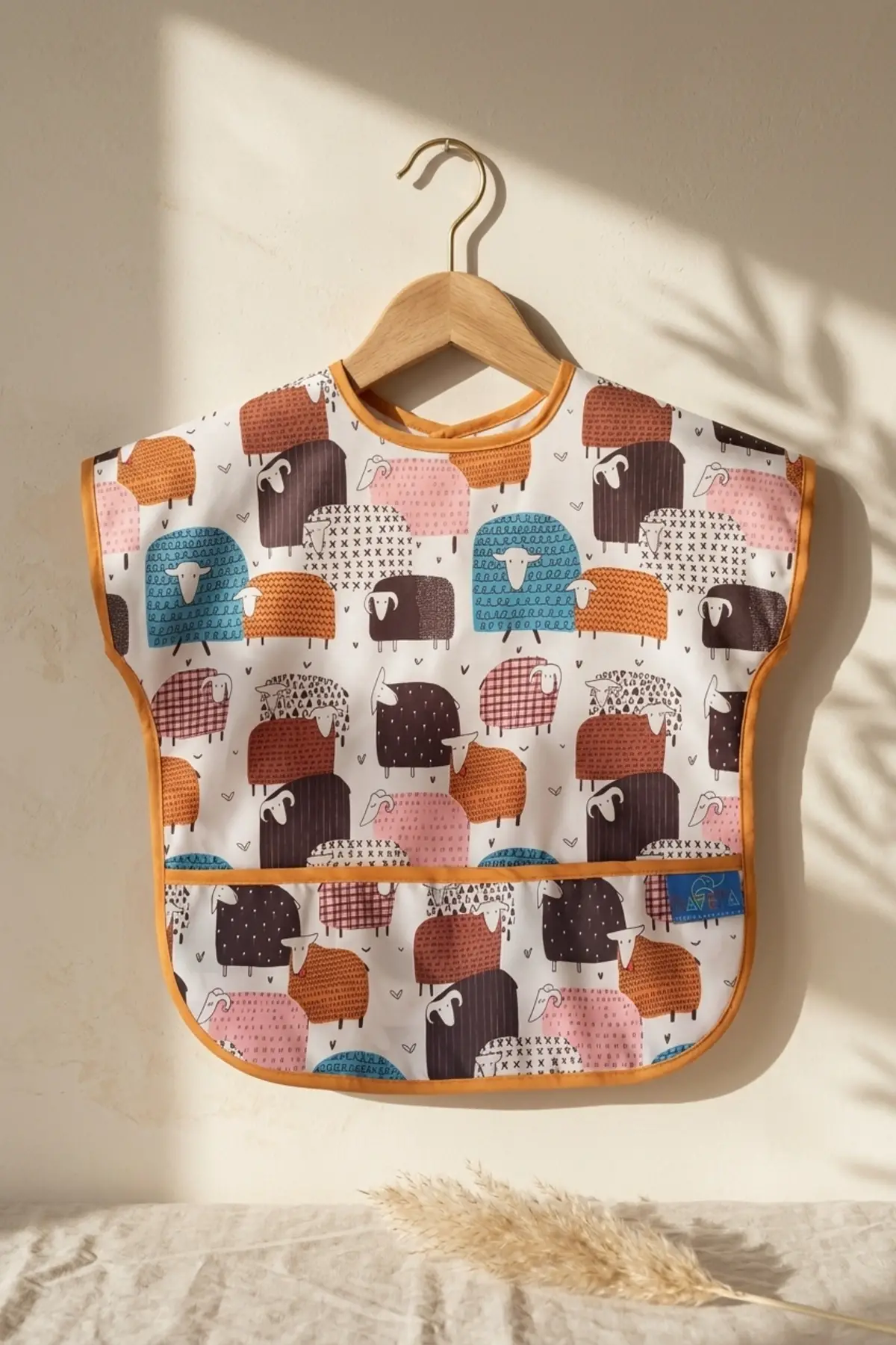 WoolyJoy Renkli Koyun Desenli Leke Tutmaz Sıvı Geçirmez Cepli Bebek Mama Önlüğü - BLW Uyumlu Kolsuz Smock 6-24 Ay