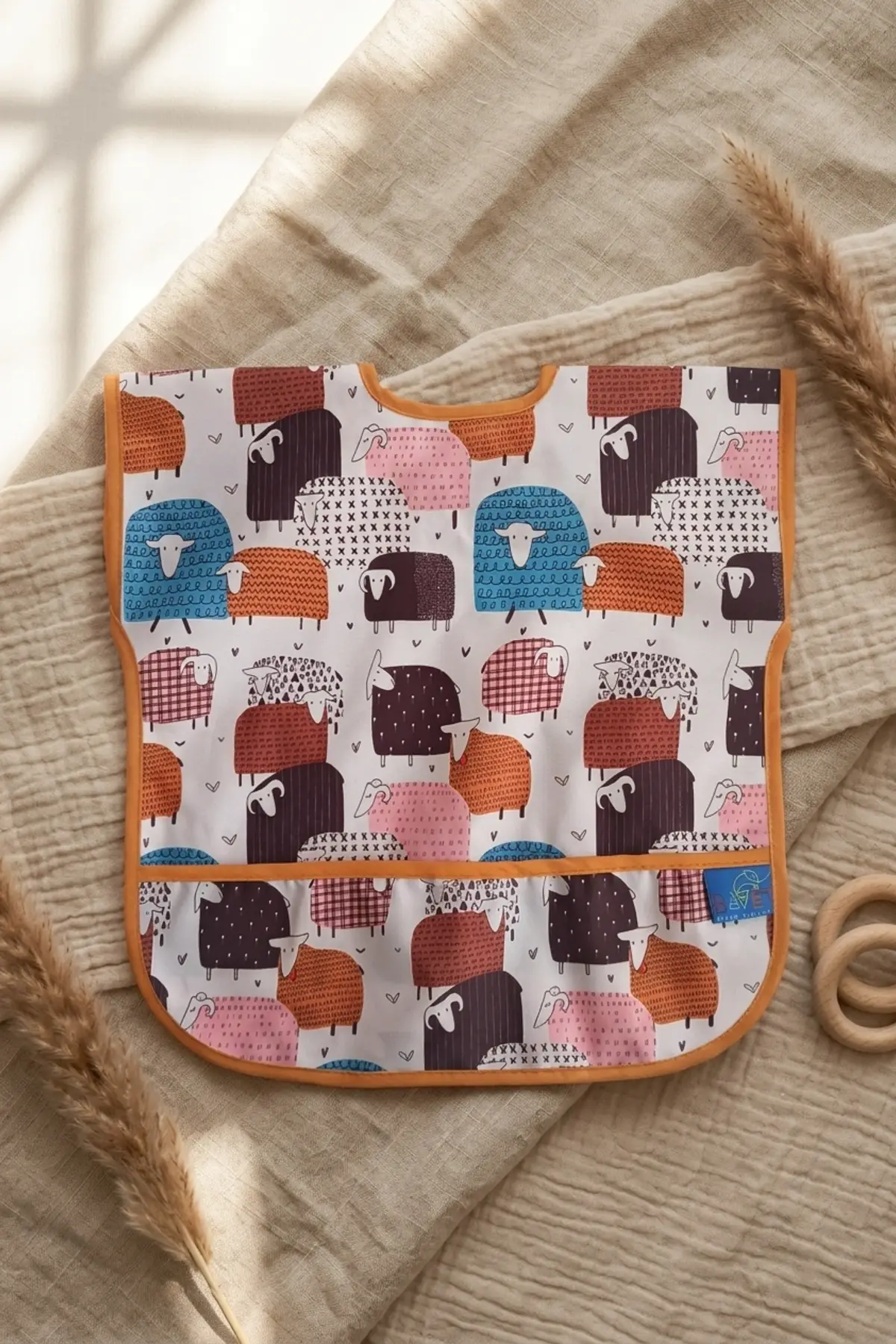 WoolyJoy Renkli Koyun Desenli Leke Tutmaz Sıvı Geçirmez Cepli Bebek Mama Önlüğü - BLW Uyumlu Kolsuz Smock 6-24 Ay