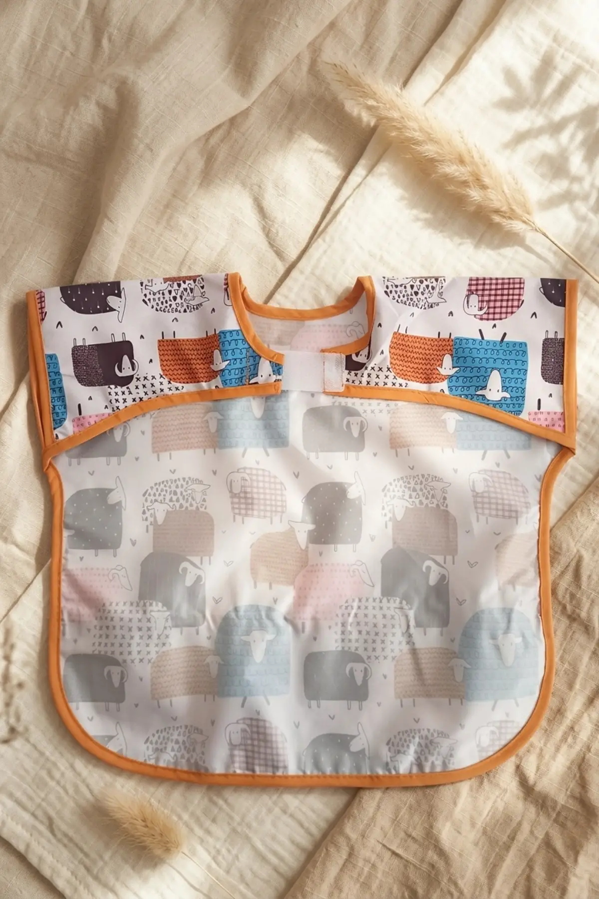 WoolyJoy Renkli Koyun Desenli Leke Tutmaz Sıvı Geçirmez Cepli Bebek Mama Önlüğü - BLW Uyumlu Kolsuz Smock 6-24 Ay