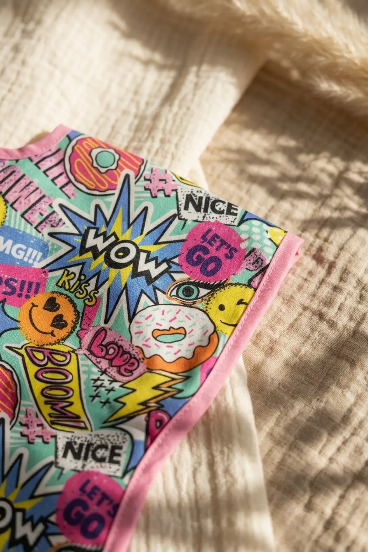 Zesty Pop-Art Desenli Su Geçirmez Kolsuz Bebek Mama Önlüğü - Sıvı Geçirmez, Kırıntı Cepli ve Leke Tutmaz Beslenme Önlüğü 6-24 Ay
