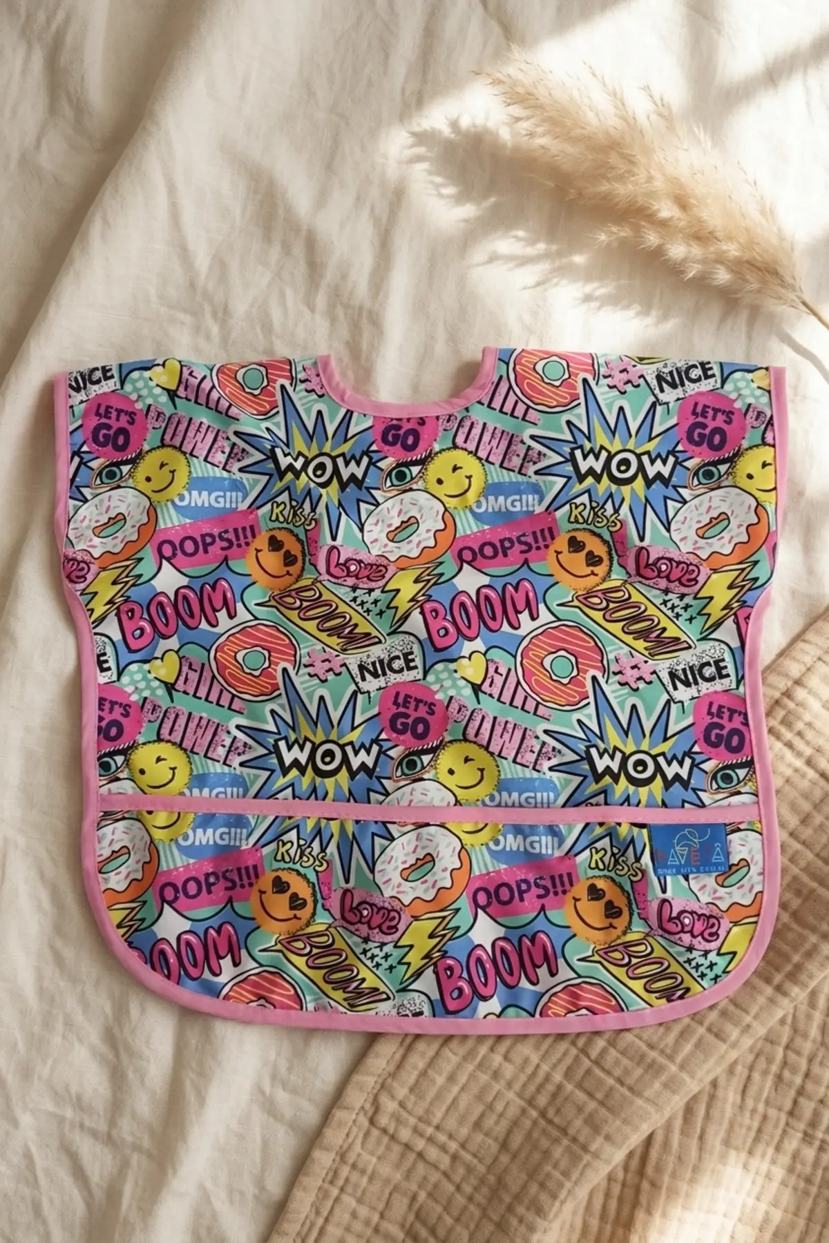 Zesty Pop-Art Desenli Su Geçirmez Kolsuz Bebek Mama Önlüğü - Sıvı Geçirmez, Kırıntı Cepli ve Leke Tutmaz Beslenme Önlüğü 6-24 Ay
