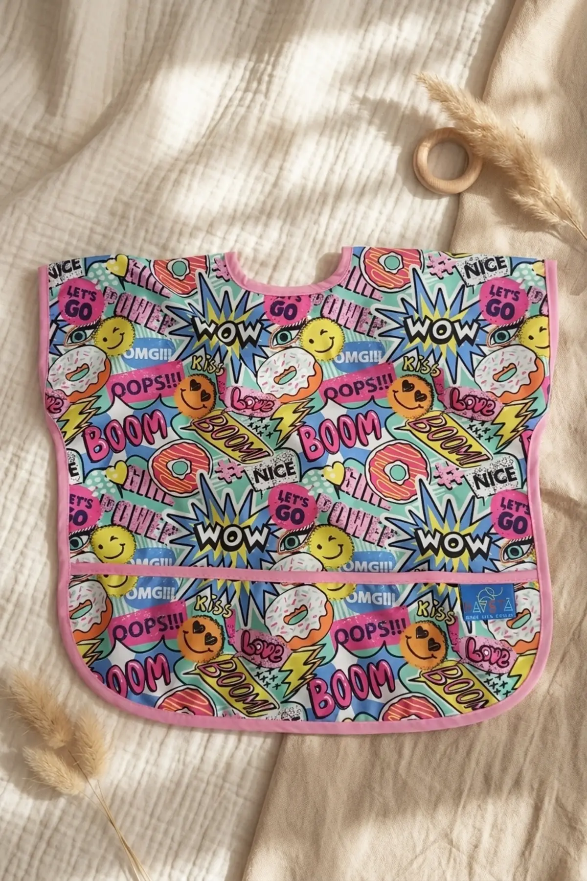 Zesty Pop-Art Desenli Su Geçirmez Kolsuz Bebek Mama Önlüğü - Sıvı Geçirmez, Kırıntı Cepli ve Leke Tutmaz Beslenme Önlüğü 6-24 Ay