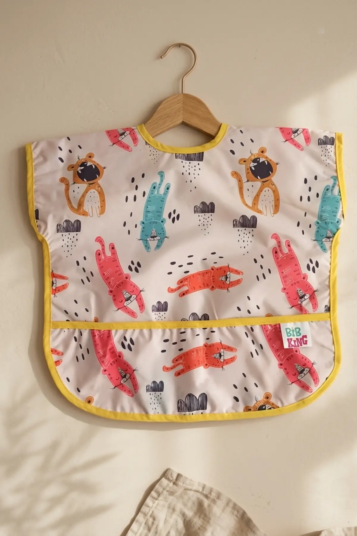 Safari Desenli Sıvı Geçirmez Cepli Bebek Mama Önlüğü - Kolsuz BLW Dostu Leke Tutmaz Silinebilir Premium Kumaş 6-24 Ay