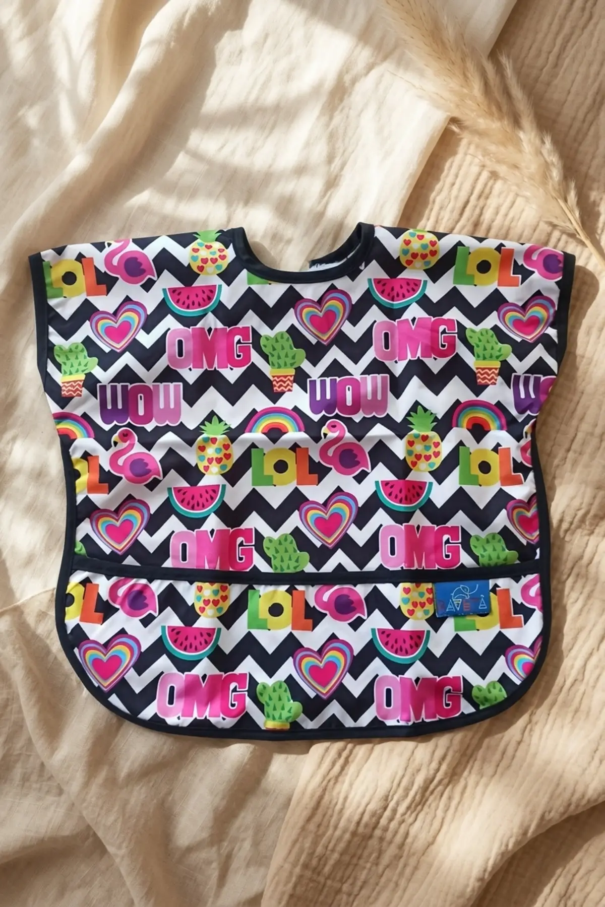Joyful Pop Renkli Pop-Art Desenli Sıvı Geçirmez Cepli Bebek Mama Önlüğü - Eğlenceli Figürlü Leke Tutmaz Ek Gıda Önlüğü 6-24 Ay