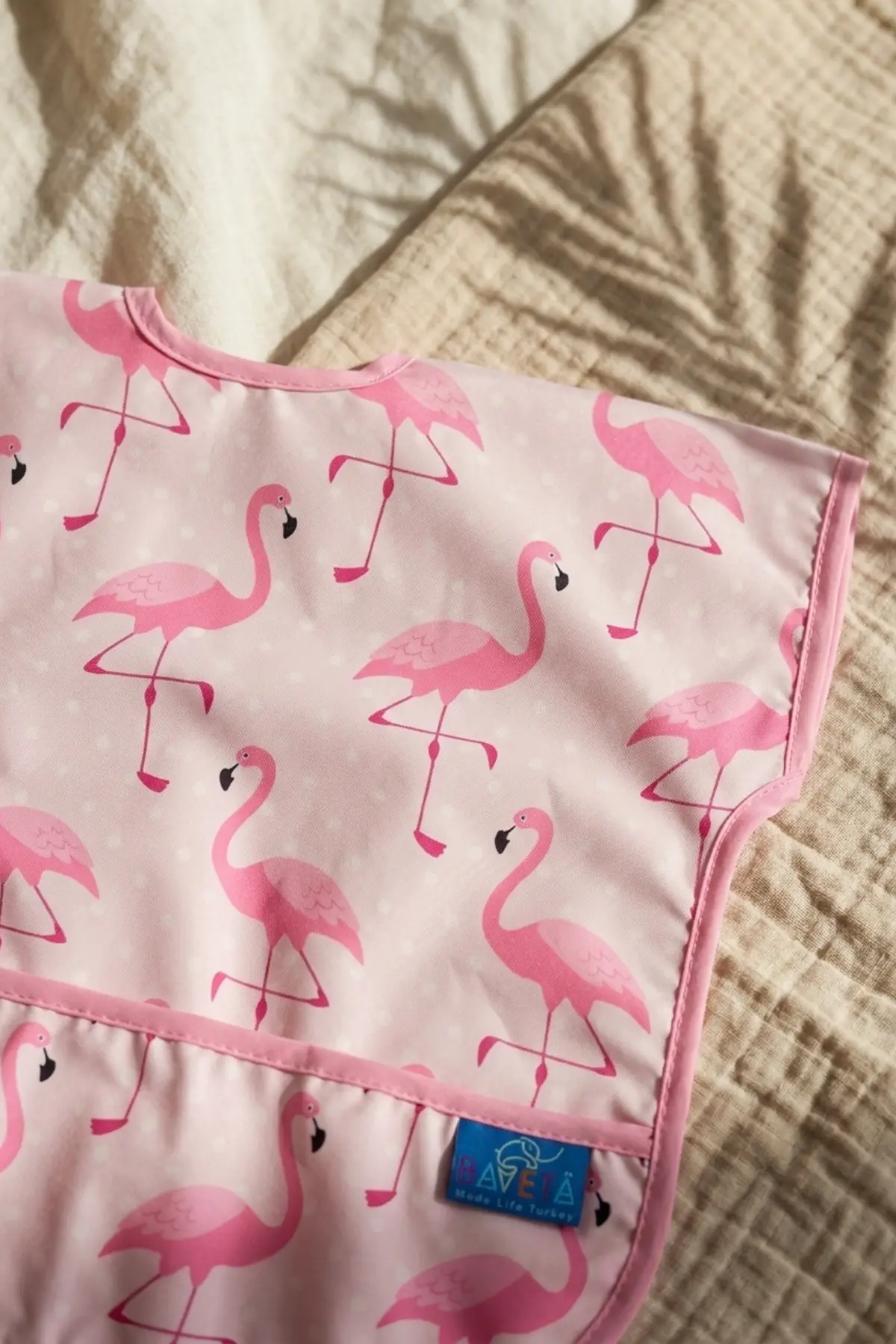 Flamingo Desenli Sıvı Geçirmez Cepli Bebek Mama Önlüğü - Leke Tutmaz Kolsuz Pembe Bebek Önlüğü (BLW Uyumlu) 6-24 Ay