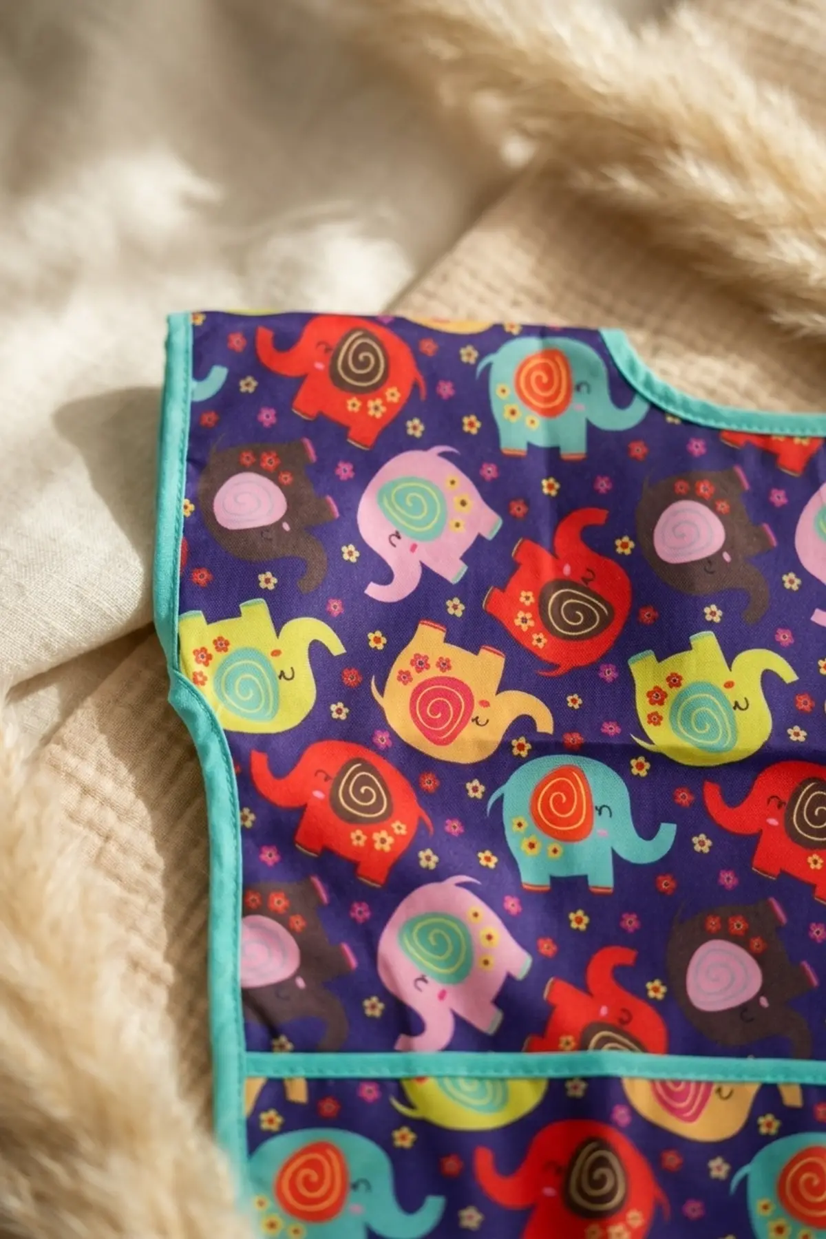 Elly Joy Renkli Fil Desenli Sıvı Geçirmez Leke Tutmaz Bebek Mama Önlüğü - Ergonomik Kolsuz Faaliyet ve Yemek Önlüğü 6-24 Ay
