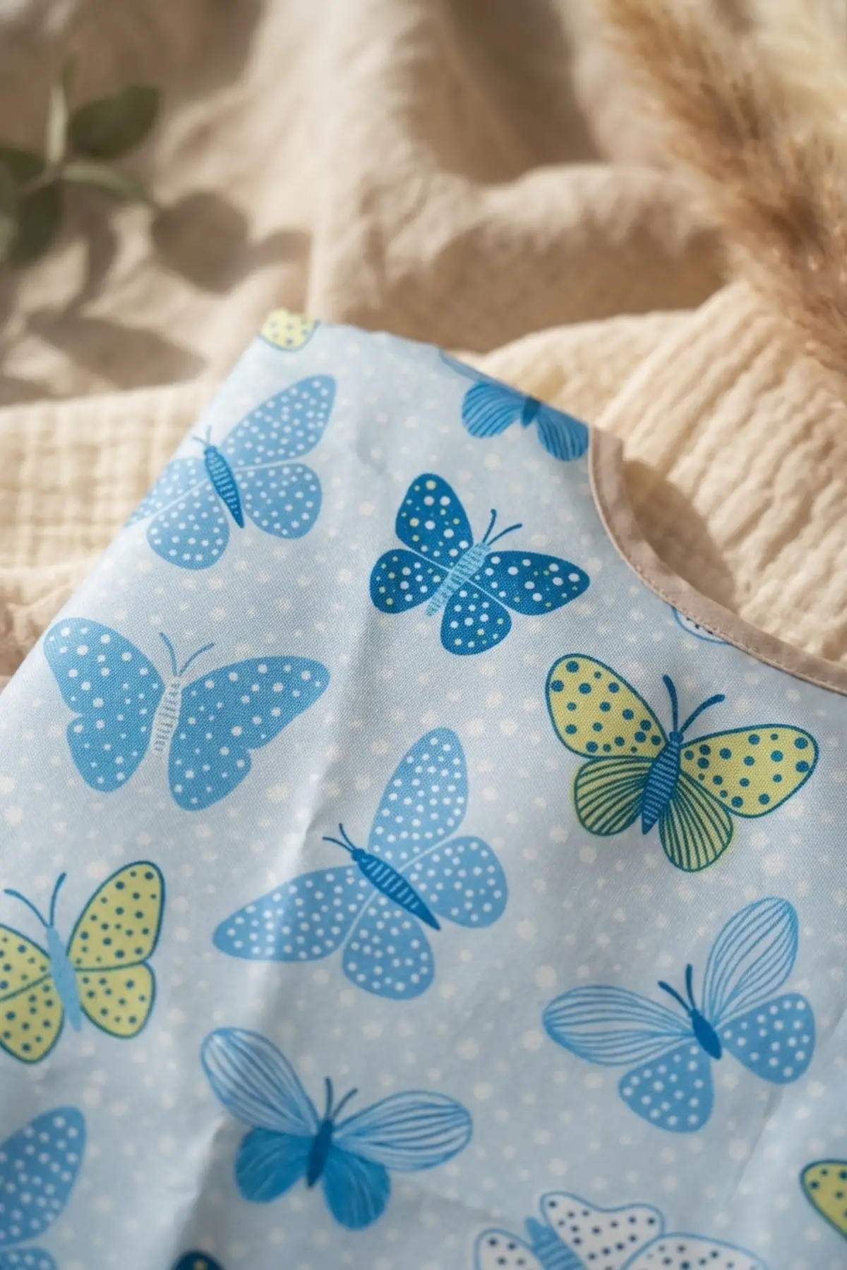 Aura Butterfly Mavi Kelebek Desenli Sıvı Geçirmez Uzun Kollu Bebek Mama ve Etkinlik Önlüğü - Leke Tutmaz BLW Dostu 6-24 Ay