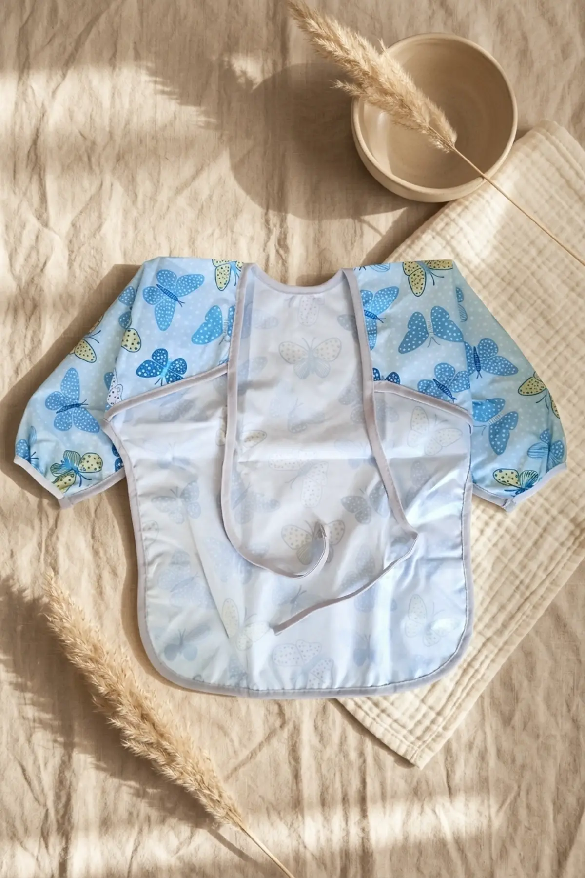 Aura Butterfly Mavi Kelebek Desenli Sıvı Geçirmez Uzun Kollu Bebek Mama ve Etkinlik Önlüğü - Leke Tutmaz BLW Dostu 6-24 Ay