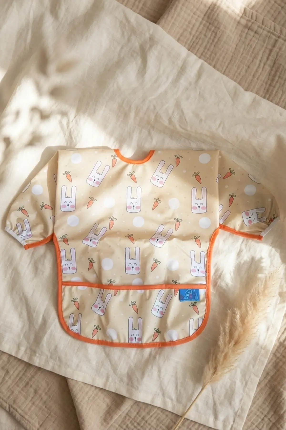 Bunny Bliss Su Geçirmez Kollu Bebek Mama Önlüğü - Leke Tutmaz BLW Uyumlu Tavşan Desenli Mama Önlüğü 6-24 Ay