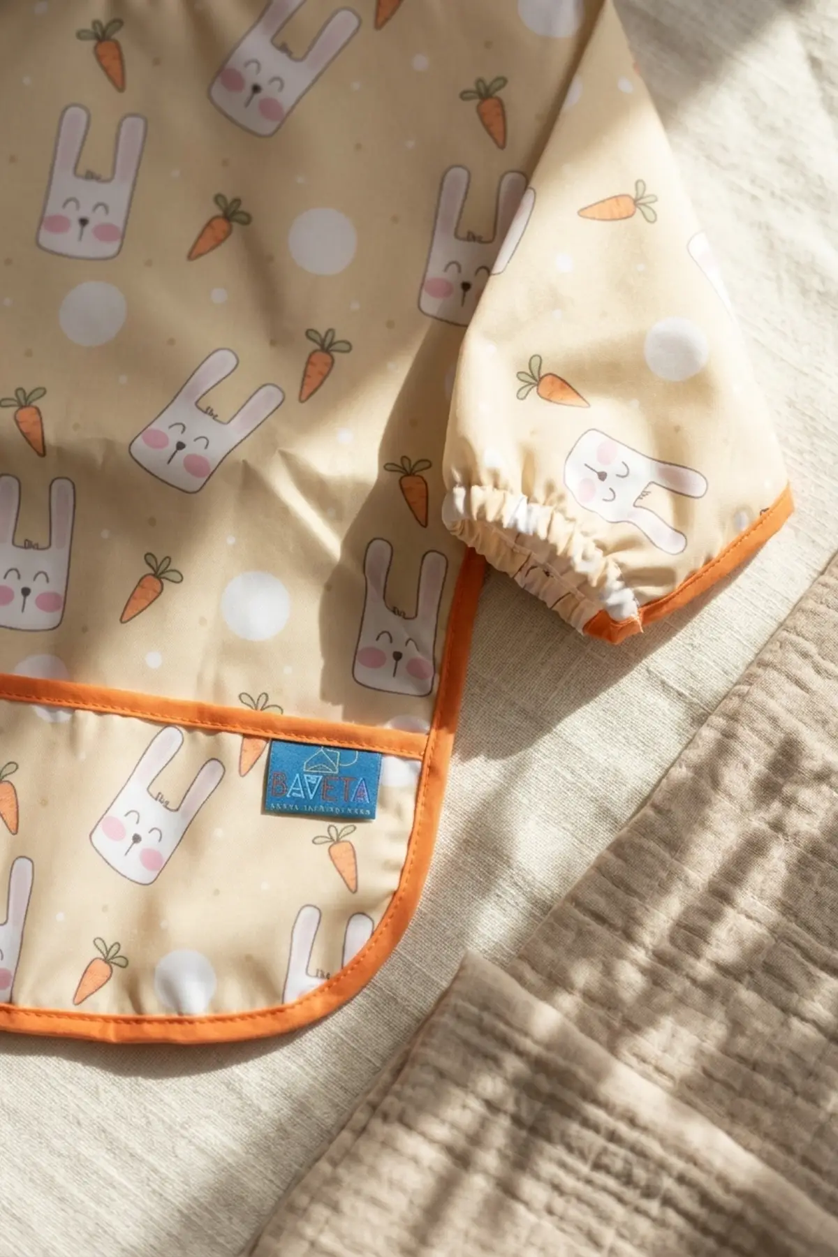 Bunny Bliss Su Geçirmez Kollu Bebek Mama Önlüğü - Leke Tutmaz BLW Uyumlu Tavşan Desenli Mama Önlüğü 6-24 Ay