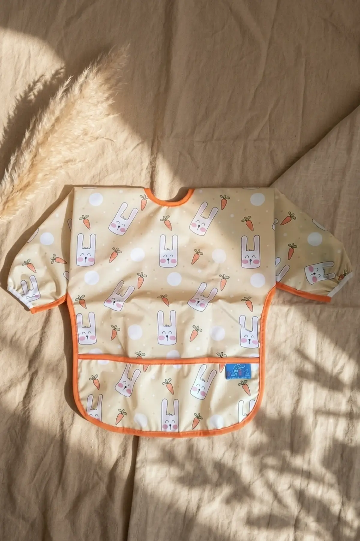 Bunny Bliss Su Geçirmez Kollu Bebek Mama Önlüğü - Leke Tutmaz BLW Uyumlu Tavşan Desenli Mama Önlüğü 6-24 Ay