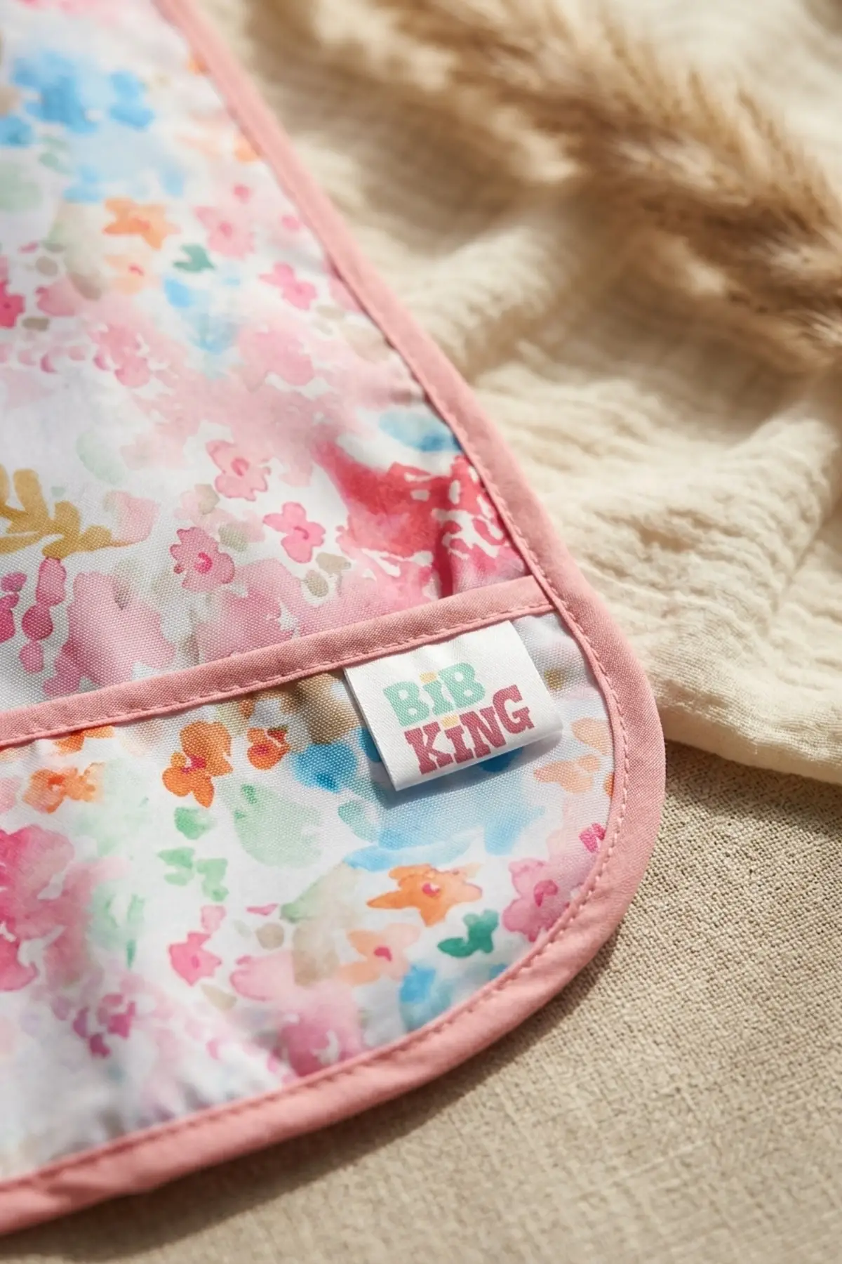Flora Bloom Sıvı Geçirmez Cepli Bebek Mama Önlüğü - Suluboya Çiçek Desenli Premium Mama Önlüğü 6-24 Ay
