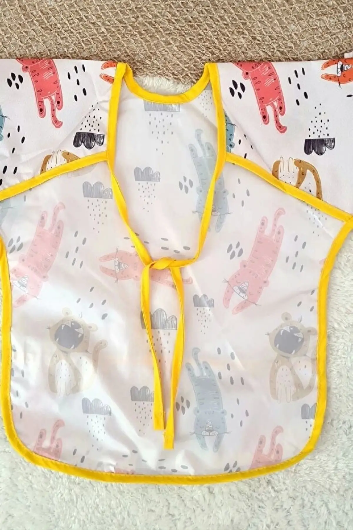Flora Desenli Sıvı Geçirmez Uzun Kollu Bebek Mama ve Aktivite Önlüğü - Leke Tutmaz Cep Detaylı Premium Tasarım 6-24 Ay