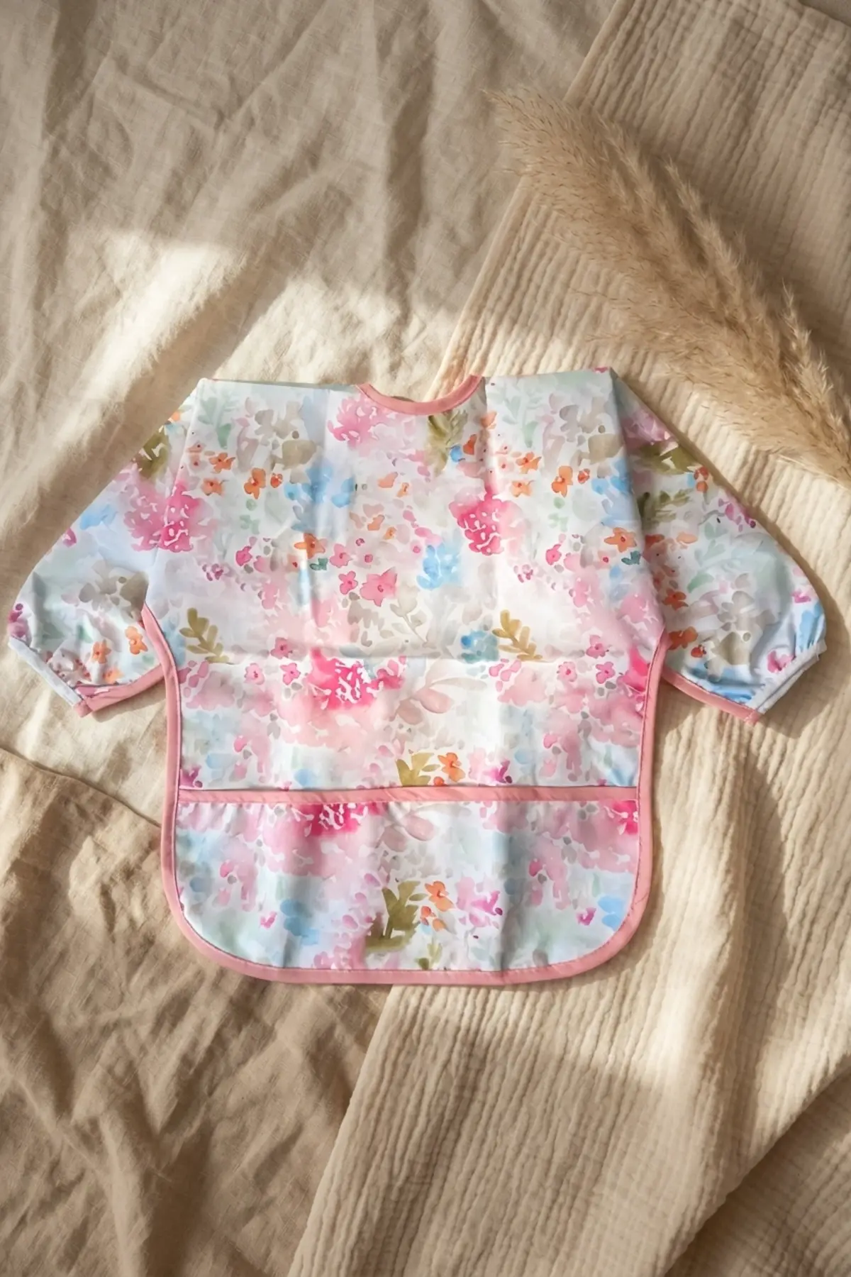 Flora Desenli Sıvı Geçirmez Uzun Kollu Bebek Mama ve Aktivite Önlüğü - Leke Tutmaz Cep Detaylı Premium Tasarım 6-24 Ay