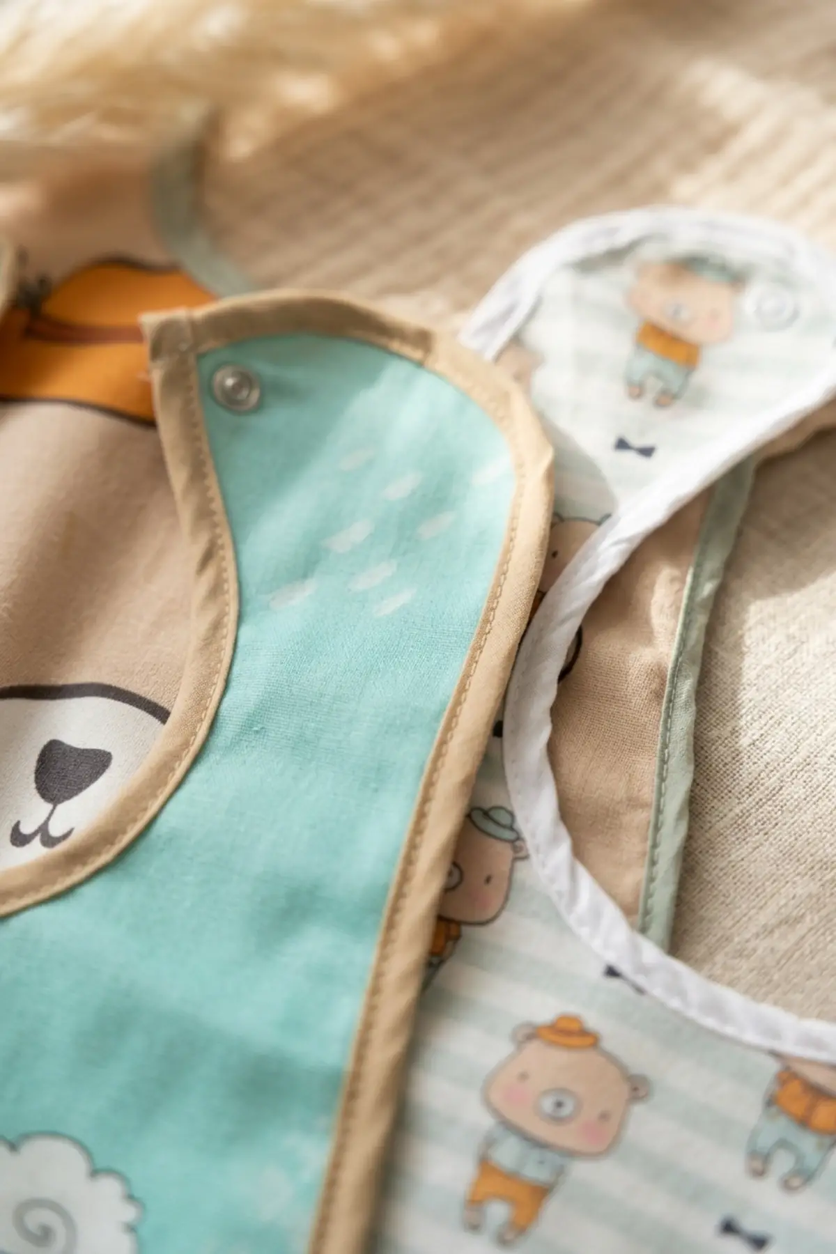 Little Gentleman Serisi 3lü Lüks Pamuklu Bebek Mama Önlüğü - Mint Yeşili ve Bej Ayıcık Desenli Sıvı Geçirmez Ayarlanabilir Çıtçıtlı Set 0-12 Ay