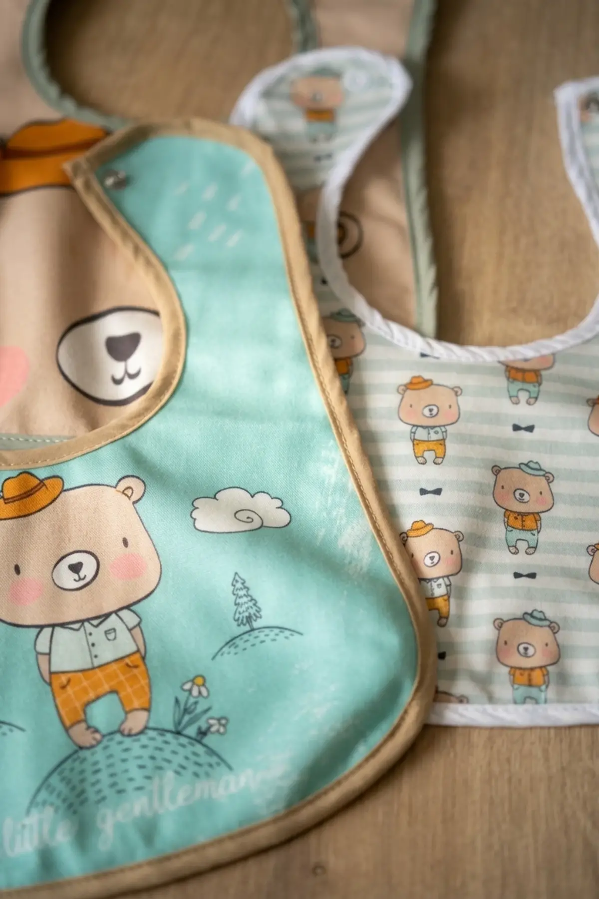 Little Gentleman Serisi 3lü Lüks Pamuklu Bebek Mama Önlüğü - Mint Yeşili ve Bej Ayıcık Desenli Sıvı Geçirmez Ayarlanabilir Çıtçıtlı Set 0-12 Ay