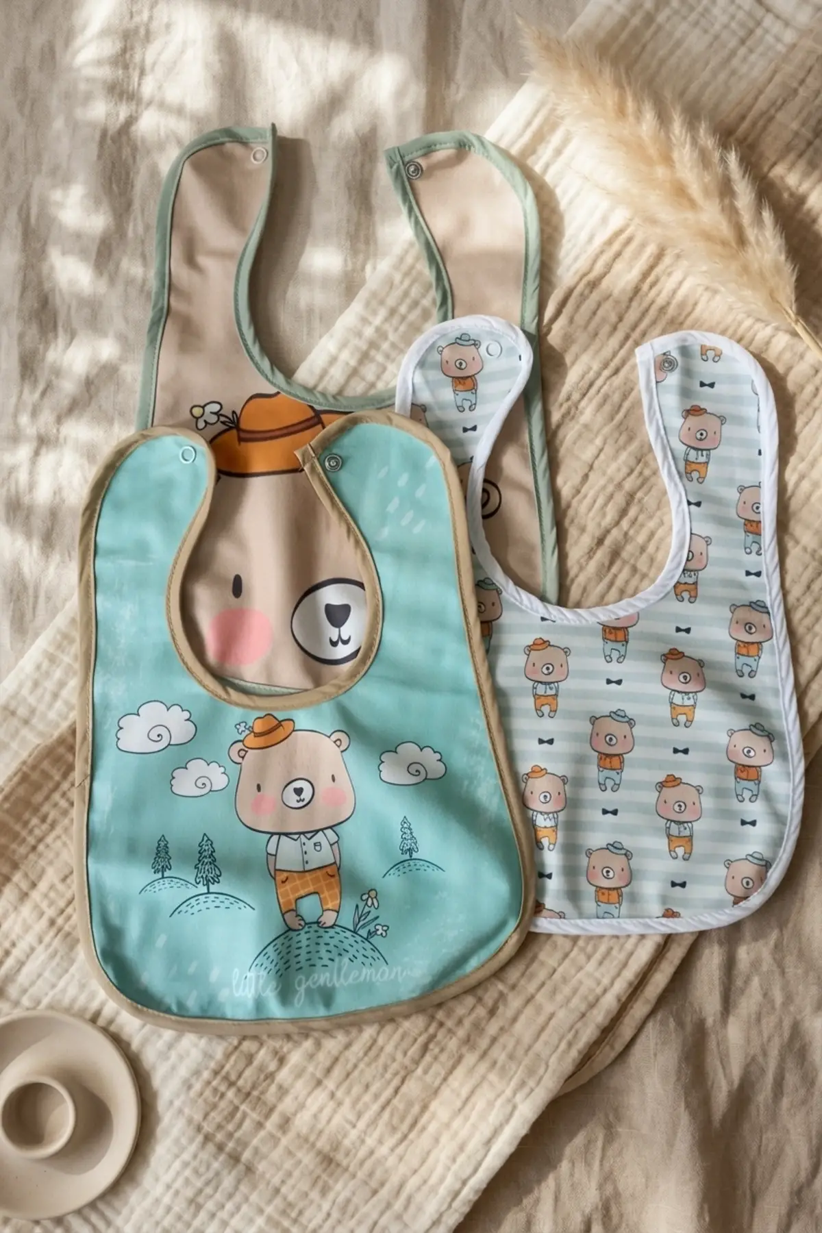 Little Gentleman Serisi 3lü Lüks Pamuklu Bebek Mama Önlüğü - Mint Yeşili ve Bej Ayıcık Desenli Sıvı Geçirmez Ayarlanabilir Çıtçıtlı Set 0-12 Ay