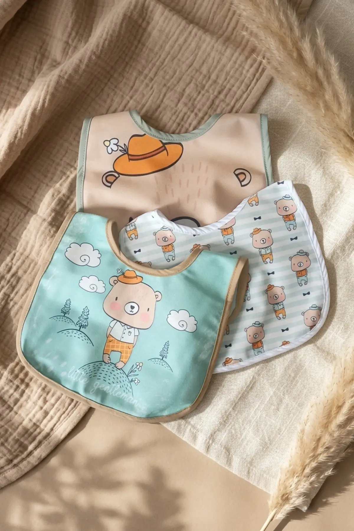 Little Gentleman Serisi 3lü Lüks Pamuklu Bebek Mama Önlüğü - Mint Yeşili ve Bej Ayıcık Desenli Sıvı Geçirmez Ayarlanabilir Çıtçıtlı Set 0-12 Ay