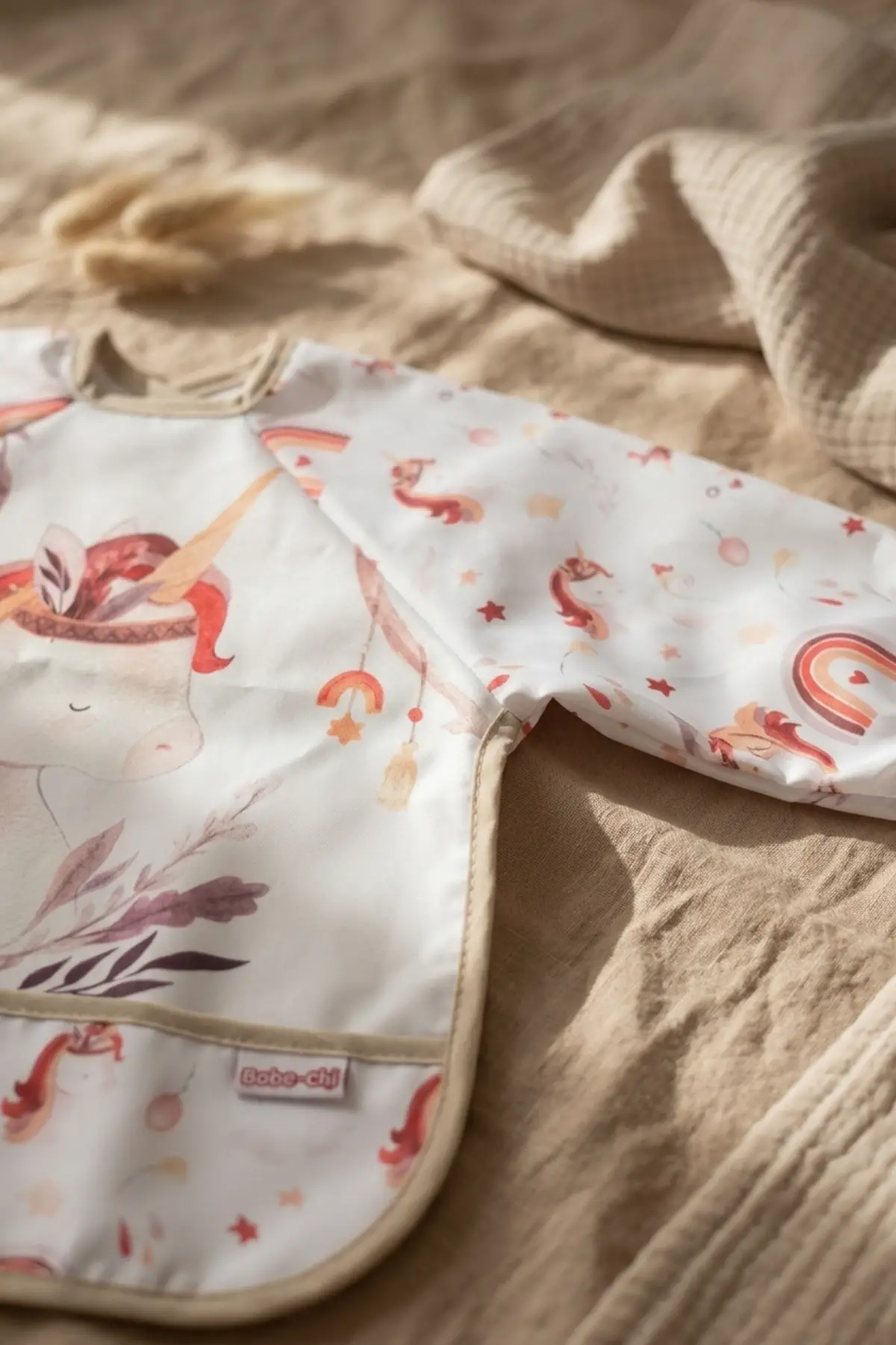 Aura Unicorn Desenli Sıvı Geçirmez Uzun Kollu Bebek Mama Önlüğü - BLW Uyumlu, Kırıntı Cepli ve Leke Tutmaz Aktivite Önlüğü 6-24 Ay