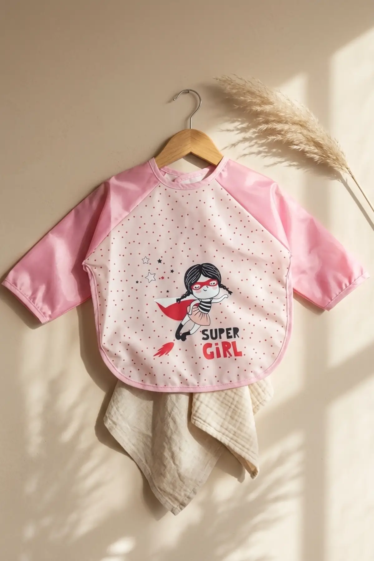 Super Girl Desenli Sıvı Geçirmez Uzun Kollu Bebek Mama ve Aktivite Önlüğü - Pembe Puantiyeli BLW Uyumlu 6-18 Ay