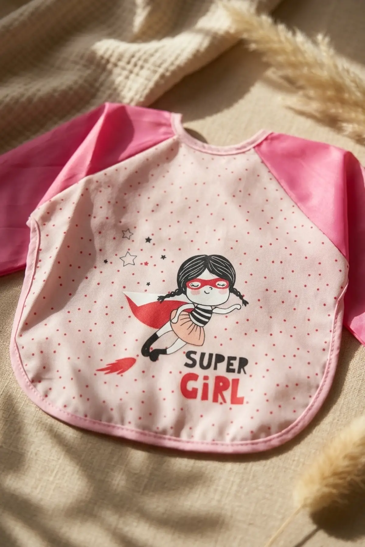 Super Girl Desenli Sıvı Geçirmez Uzun Kollu Bebek Mama ve Aktivite Önlüğü - Pembe Puantiyeli BLW Uyumlu 6-18 Ay