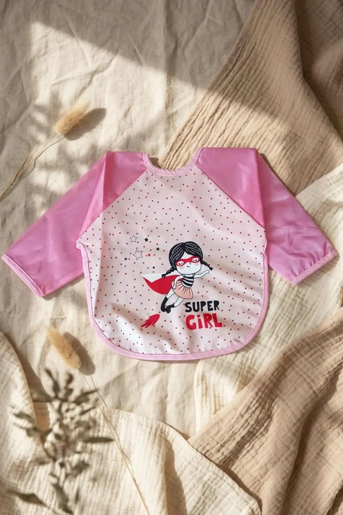Super Girl Desenli Sıvı Geçirmez Uzun Kollu Bebek Mama ve Aktivite Önlüğü - Pembe Puantiyeli BLW Uyumlu 6-18 Ay