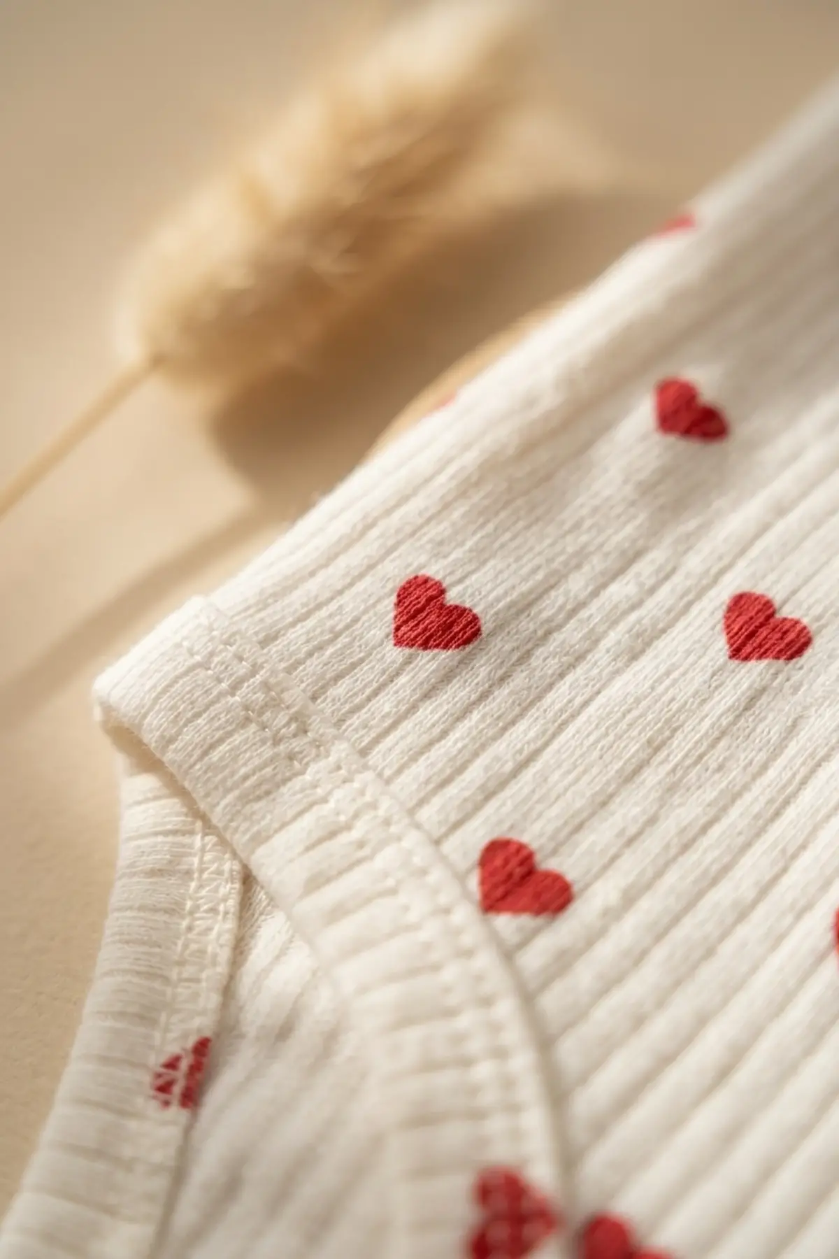 Amore Kalp %100 Pamuklu Ribana Kumaş Kalp Desenli 3lü Bebek Takımı - Zıbın, Pantolon ve Fiyonklu Bere Seti