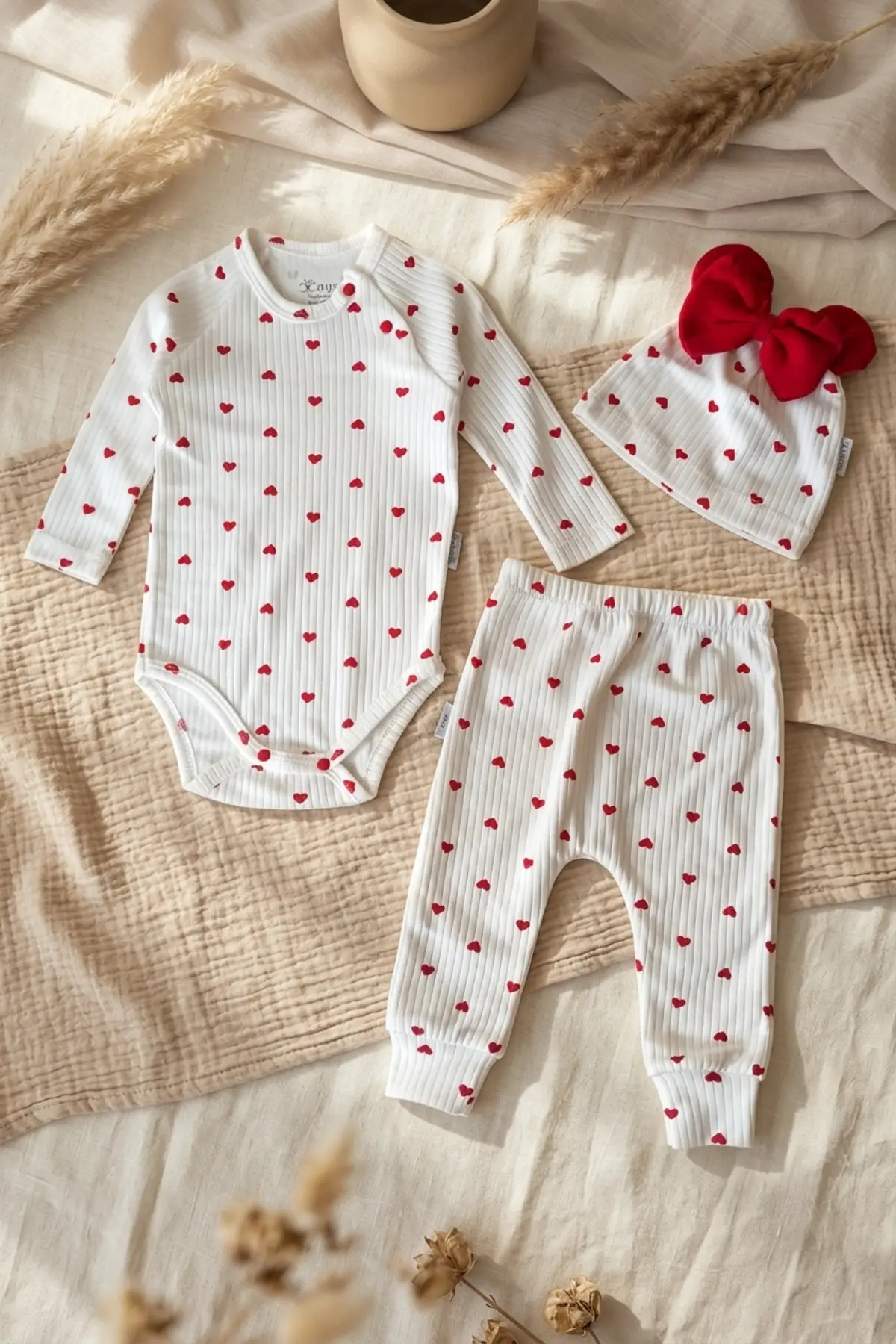 Amore Kalp %100 Pamuklu Ribana Kumaş Kalp Desenli 3lü Bebek Takımı - Zıbın, Pantolon ve Fiyonklu Bere Seti