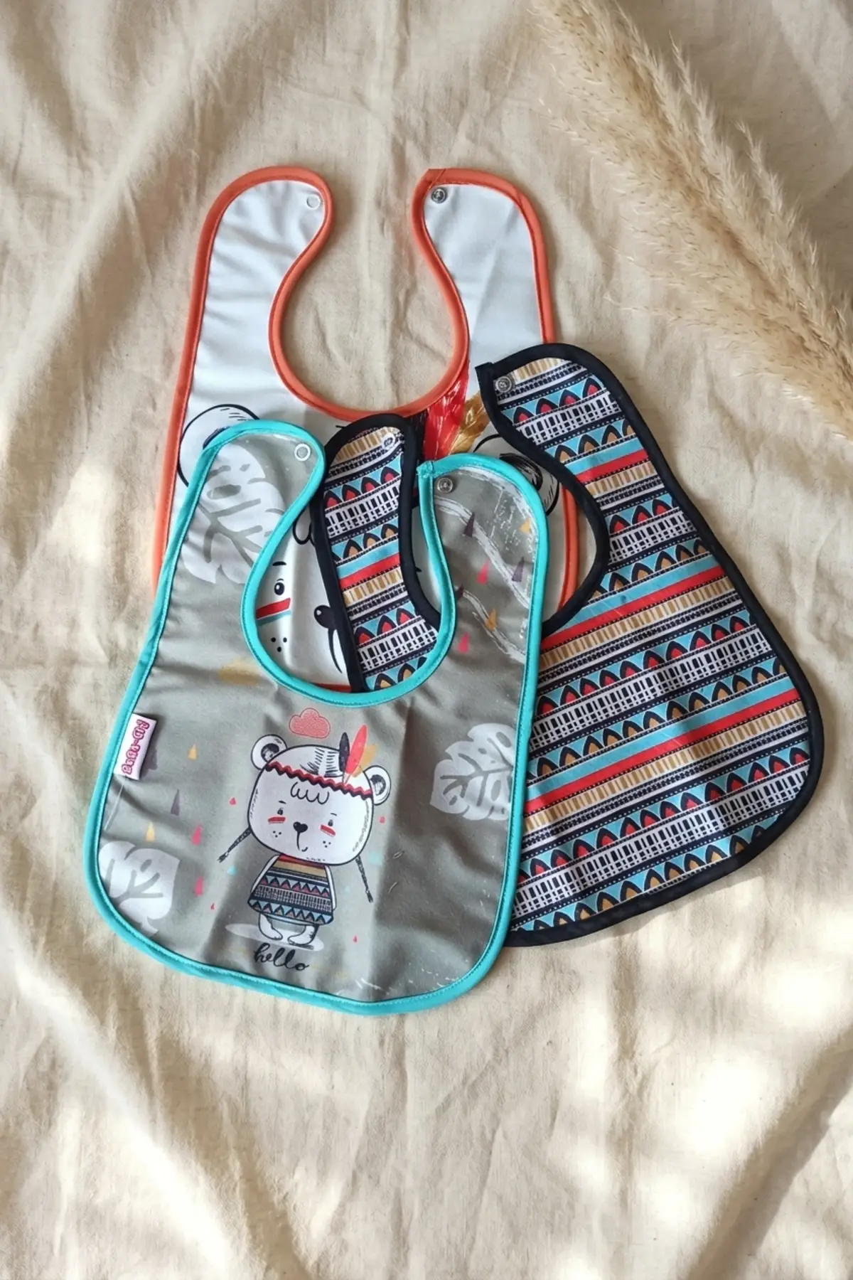 Bebek Mama Önlüğü 3lü Set - Boho Tribal Serisi Su Geçirmez Sıvı İtici Kumaş Leke Tutmaz Çıtçıtlı Ayarlanabilir Boyun Yapısı 0-12 Ay