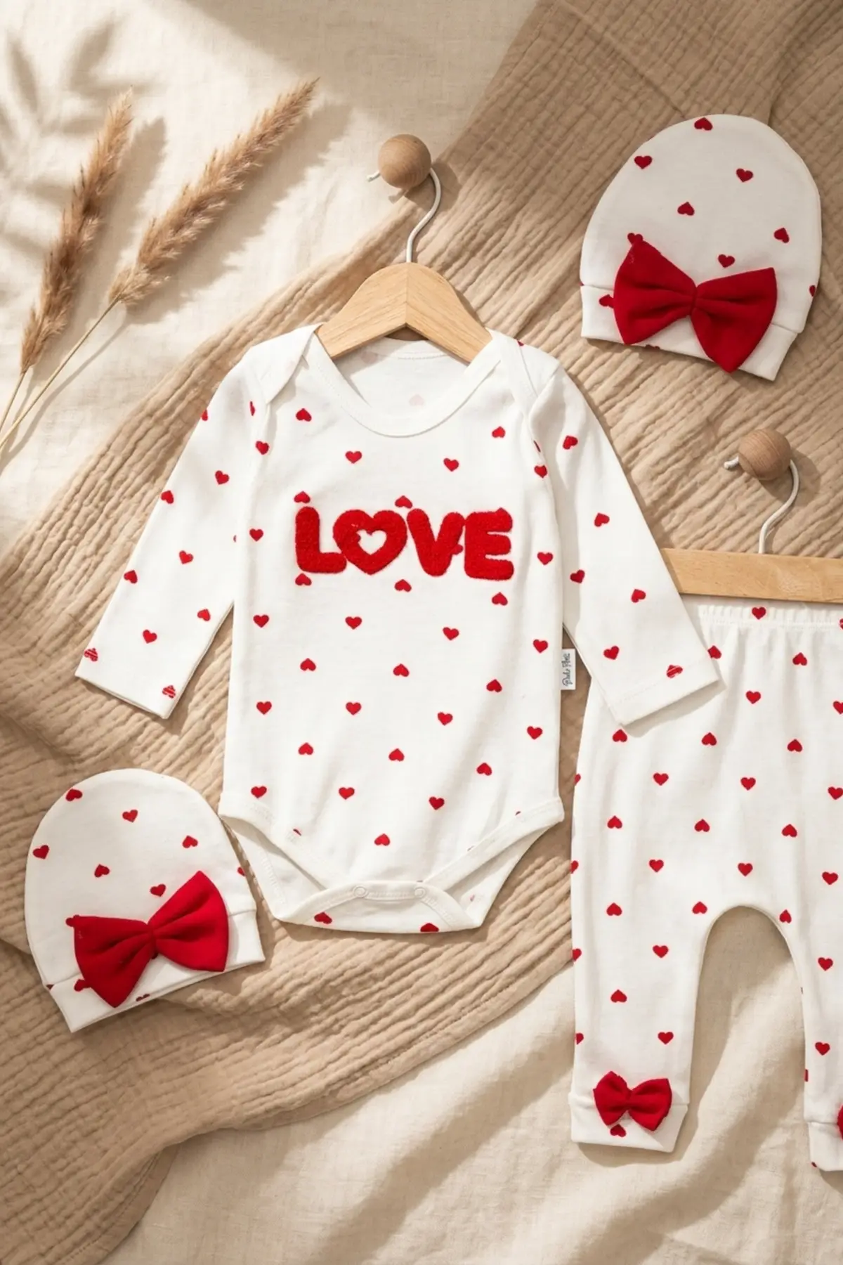 %100 Pamuklu Mia Love Kalp Desenli Fiyonk Detaylı 3lü Bebek Takımı - Kırmızı/Beyaz Kurusu 3-9 Ay