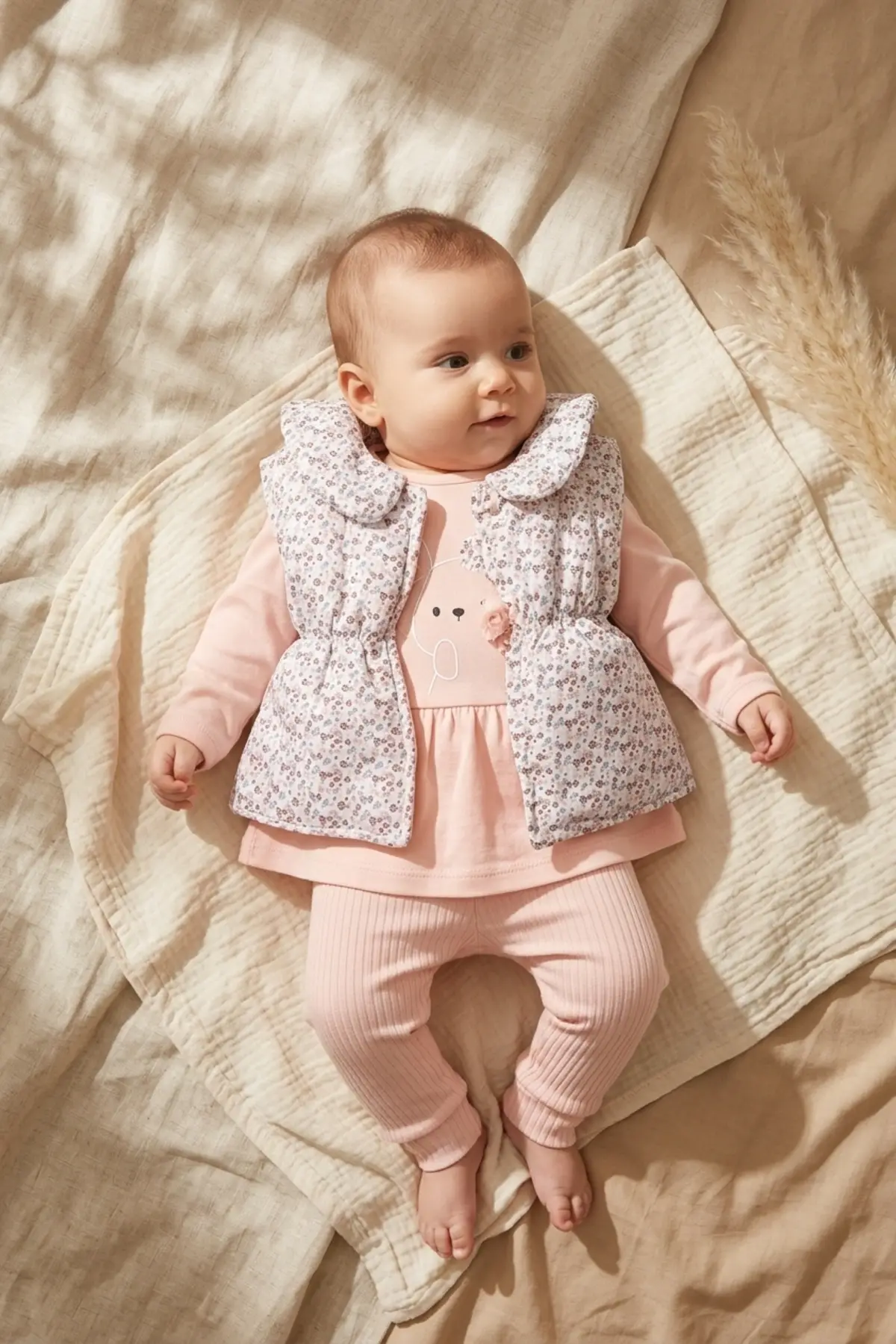 Mia Kız Bebek Pembe Çiçekli Şişme Yelekli Üçlü Kombin Takım - Pamuklu Tavşan Baskılı Tunik ve Fitilli Tayt Seti