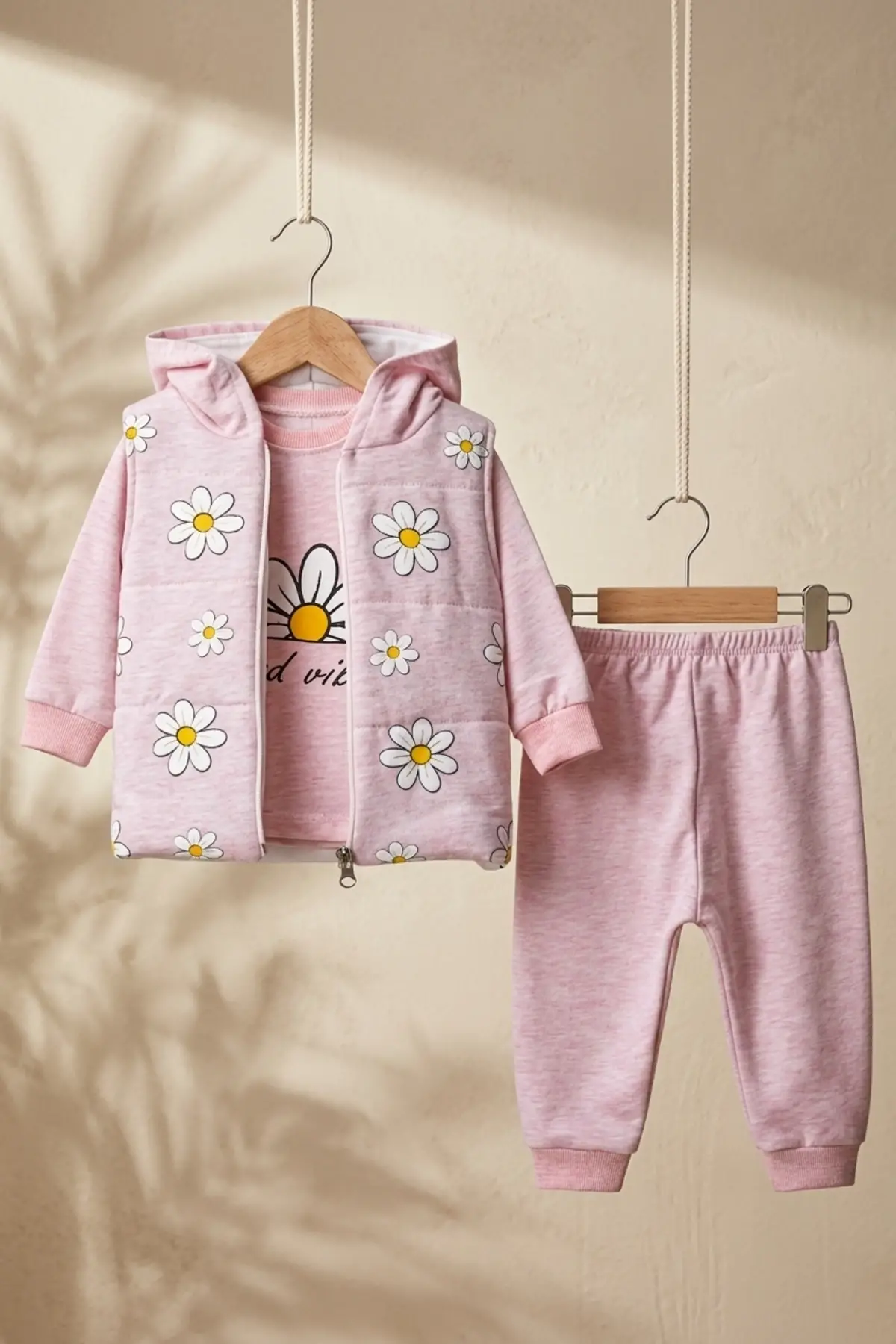 Kız Bebek Pembe Papatya Desenli 3lü Takım - Kapüşonlu Şişme Yelek, Sweatshirt ve Eşofman Altı Kombini